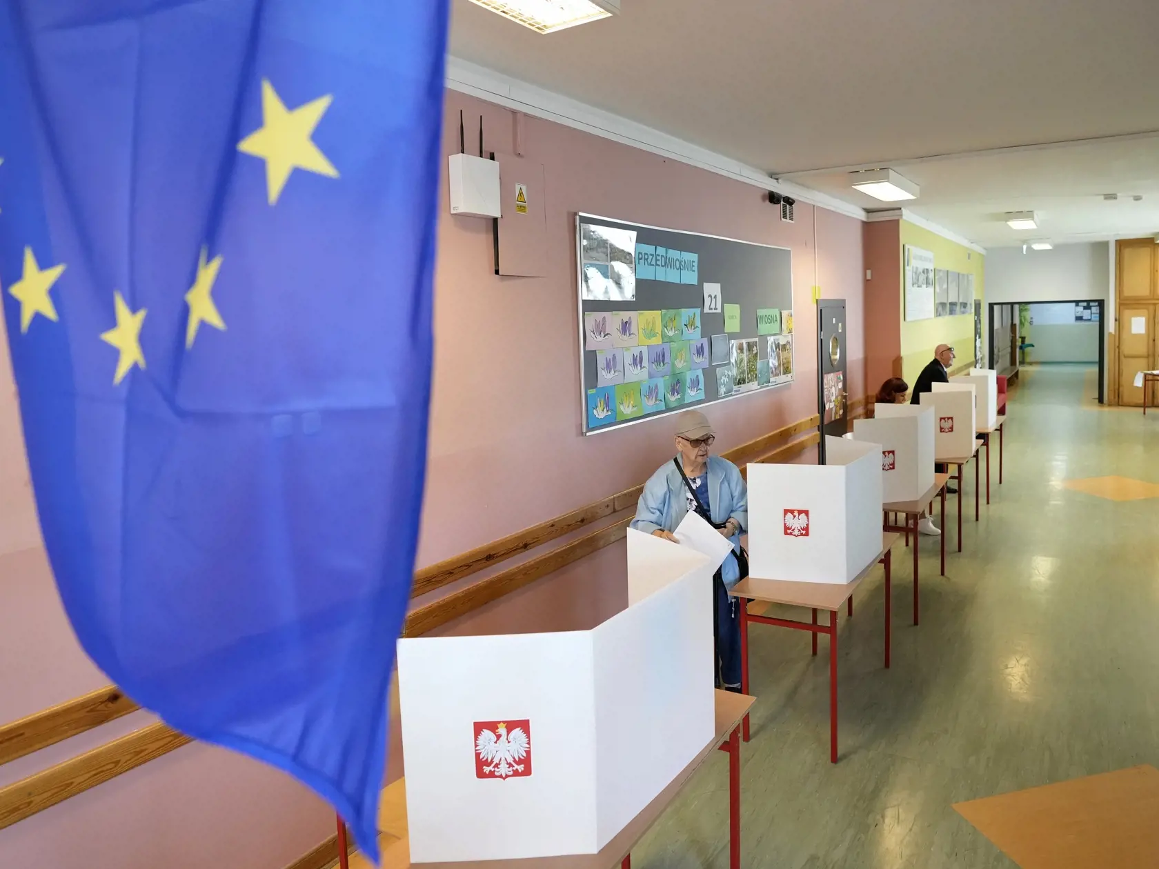 Ľudia hlasujú vo voľbách do Európskeho parlamentu vo Varšave v nedeľu 9. júna 2024. Eurovoľby sa konali od 6. do 9. júna.
