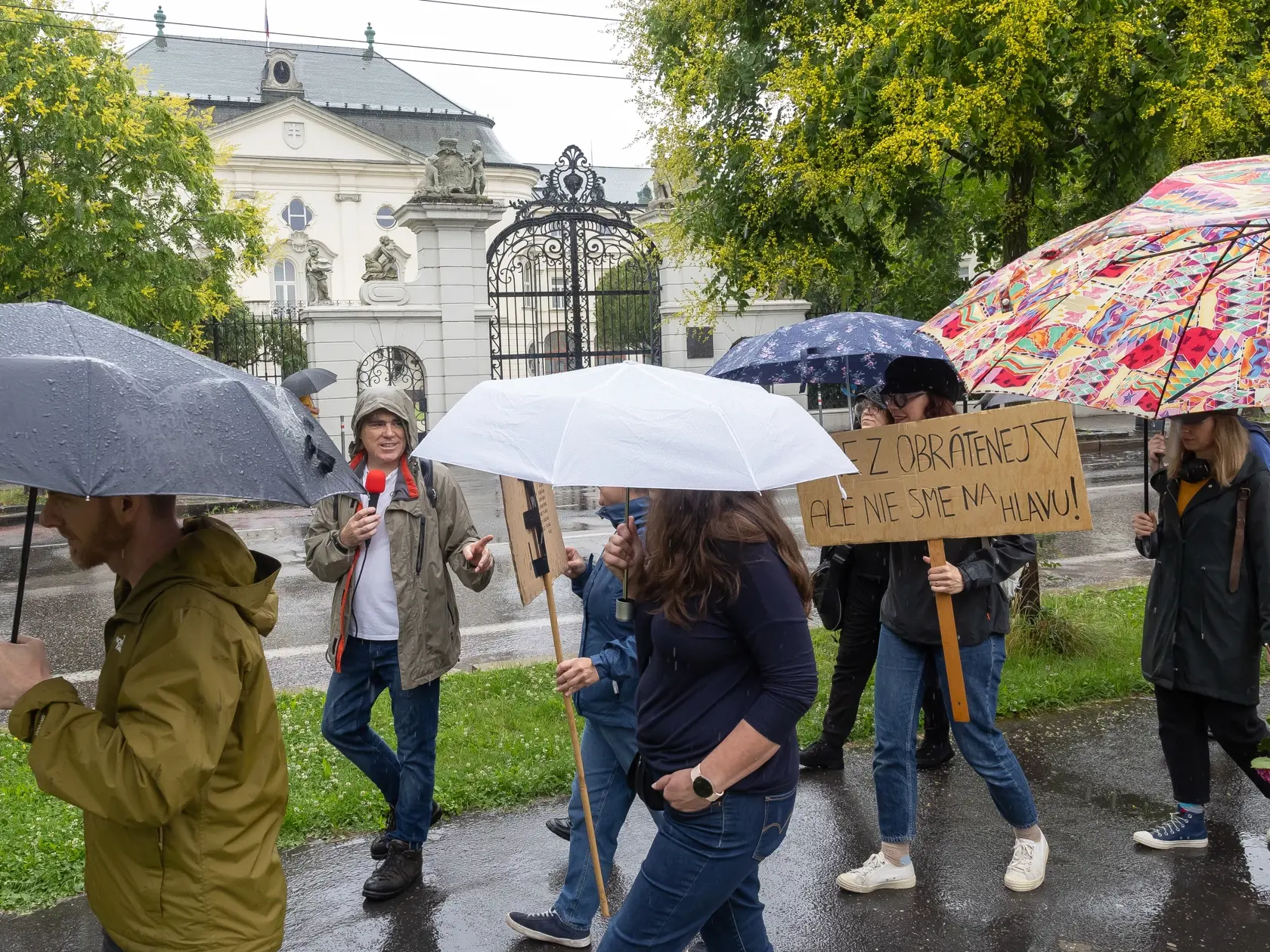 Štrajk nespokojných zamestnancov a spolupracovníkov RTVS, cieľom ktorého je stiahnutie sporného návrhu zákona o STVR. Dav sa presunul z budovy Slovenského rozhlasu na Mýtnej ulici pred Úrad vlády a následne pred budovu Ministerstva kultúry na Námestí SNP, kde prebehol príhovor členov štrajkového výboru a pozvaných hostí.