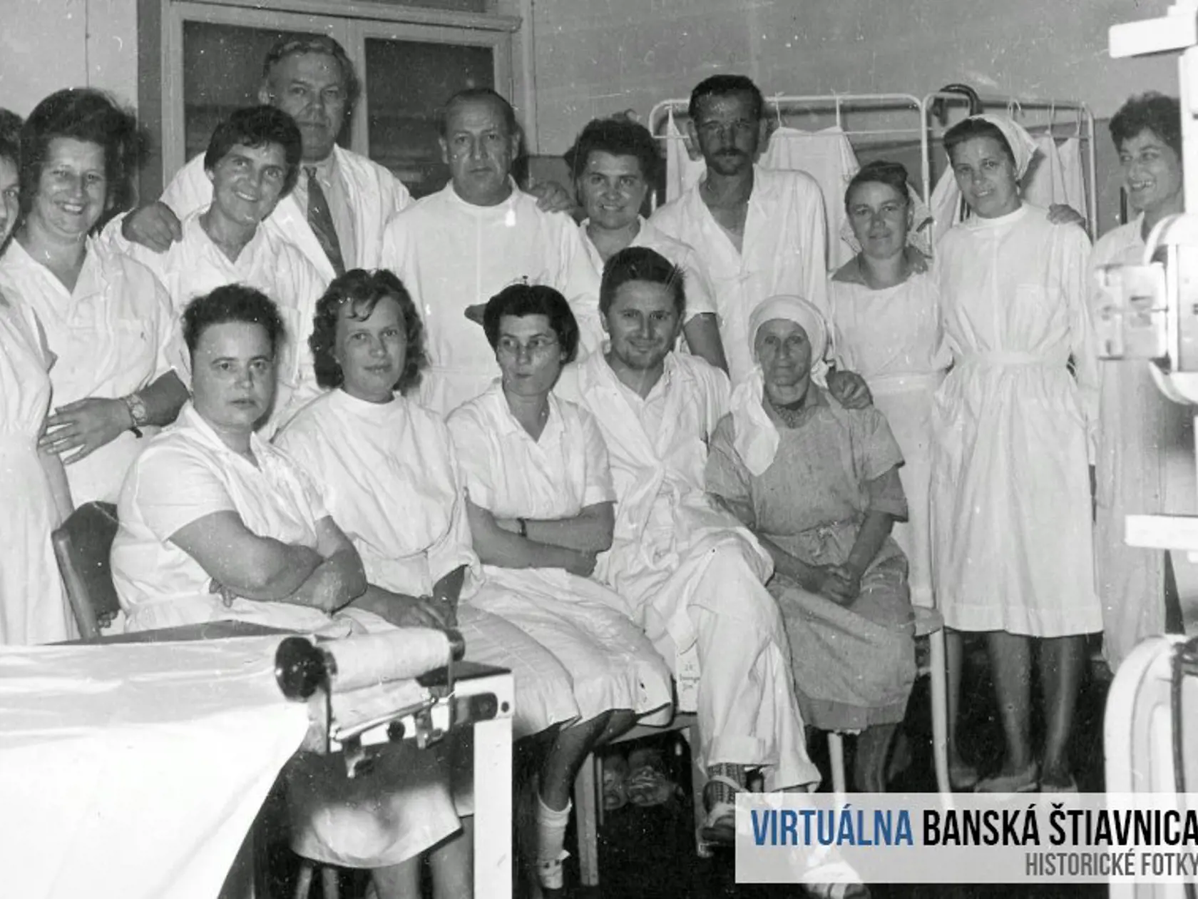 Budova bývalej starej nemocnice stojí na Ulici Antona Pécha v Banskej Štiavnici.