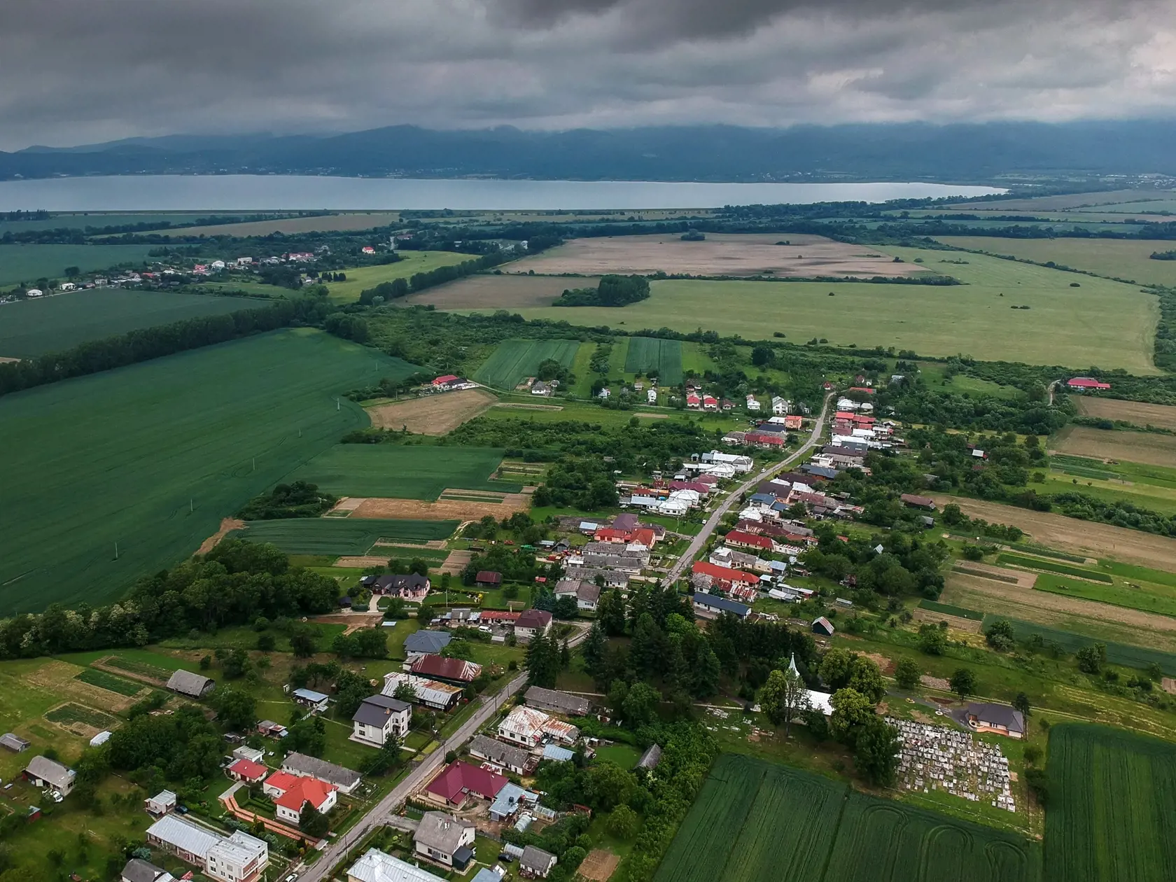 Dedina leží juhovýchodne od Zemplínskej šíravy, kúsok od hranice s Ukrajinou.