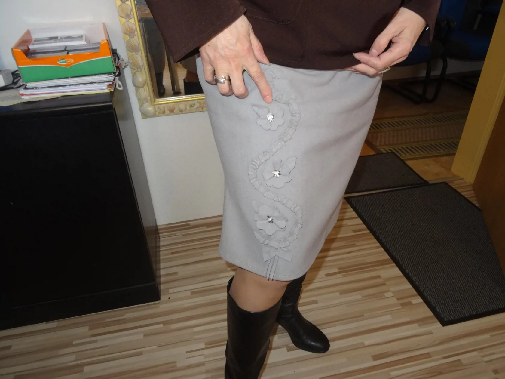 Pochválil sa, že outfit, ktorý má na sebe si navrhla  a vyhotovila sama. Upozornila nás na aplikáciu na sukni.