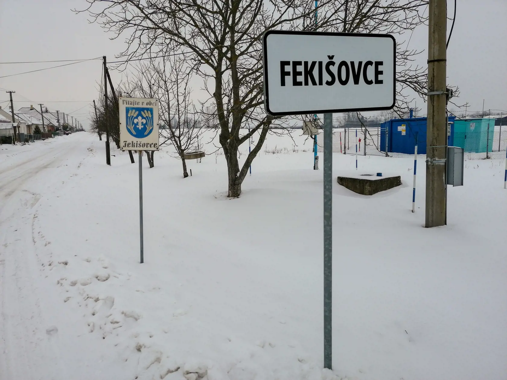 Dedina leží na rázcestí pri hlavnom ťahu k hraničnému priechodu Vyšné Nemecké.