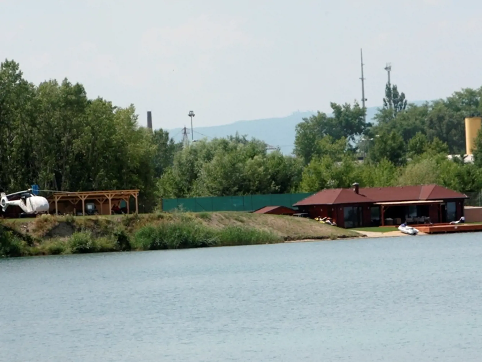 PRI VODE: Stavať sa tu nesmie, no nikoho to zrejme netrápi.