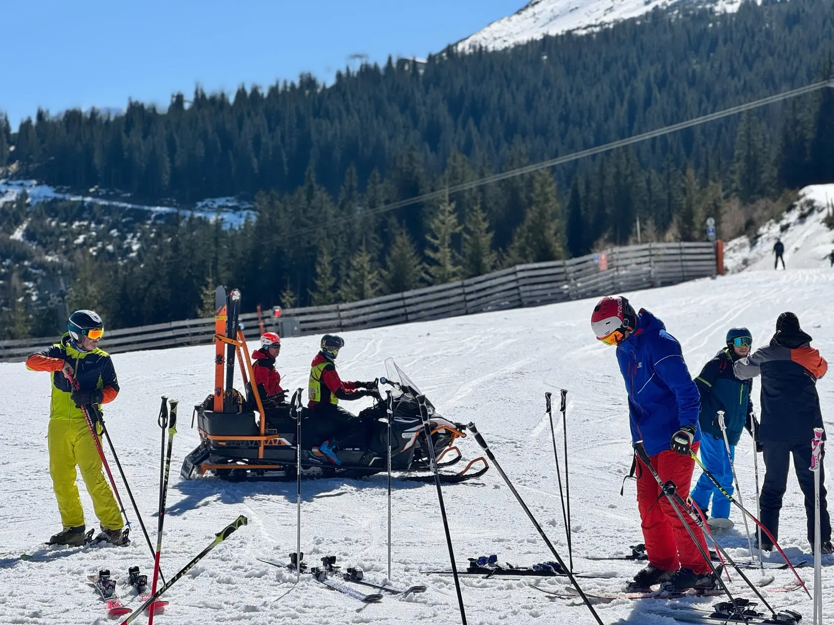 Lyžiarske stredisko Jasná, ktoré je momentálne jediné v prevádzke v rámci Liptova, má na jarné lyžovanie ideálne podmienky s dostatkom snehu. Na snímke lyžiari a horskí záchranári počas jarnej lyžovačky v lyžiarskom stredisku Jasná. FOTO TASR - Lenka Hanesová , 4. apríl 2025 