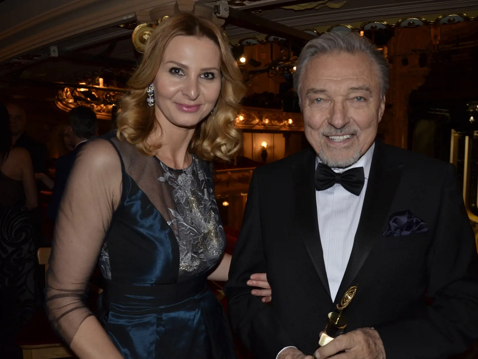 Karel Gott v roku 2017 získal ďalšiu cenu Český slávik v kategórii spevákov a mal tak v tom čase neuveriteľnú zbierku 42 slávikov. Radosť zdieľal s manželkou Ivanou.