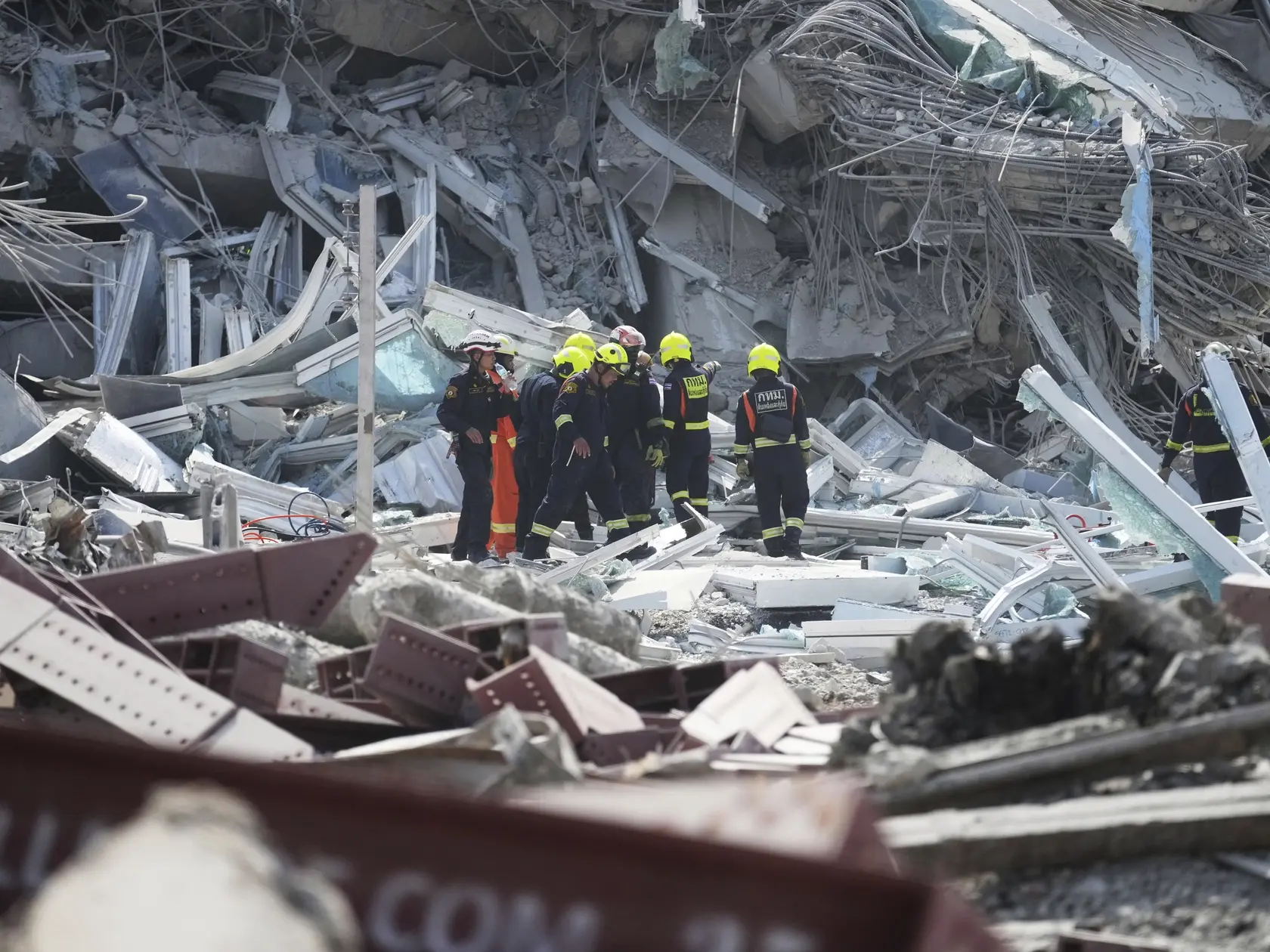 WA 22 Bangkok - Na snímke záchranári zasahujú pred zrúteným rozostavaným mrakodrapom po zemetrasení v thajskej metropole Bangkok v piatok 28. marca 2025. FOTO TASR/AP

Rescuers work at the site of a high-rise building under construction that collapsed after a 7.7 magnitude earthquake in Bangkok, Thailand, Friday, March 28, 2025. (AP Photo/Sakchai Lalit)