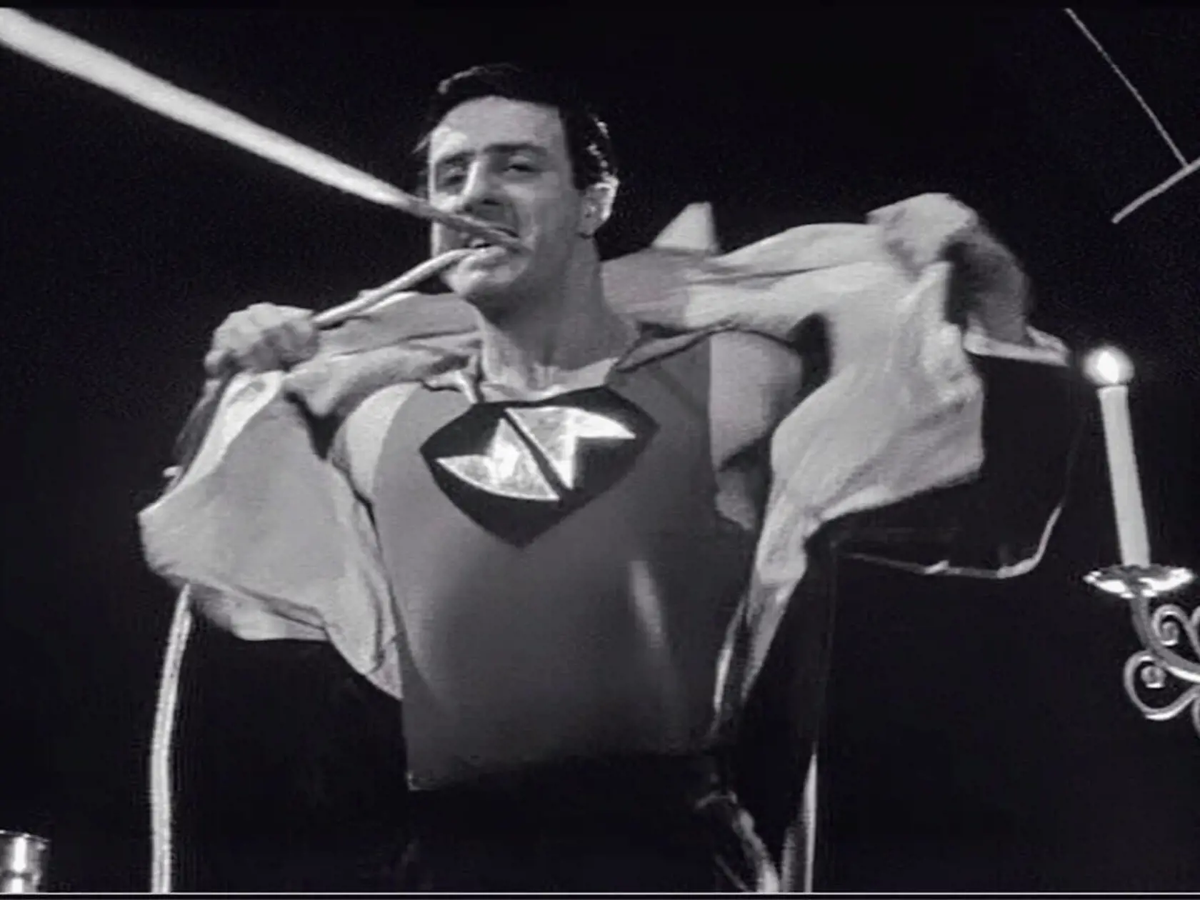 Ako Superman vo filme Kdo chce zabít Jessie.