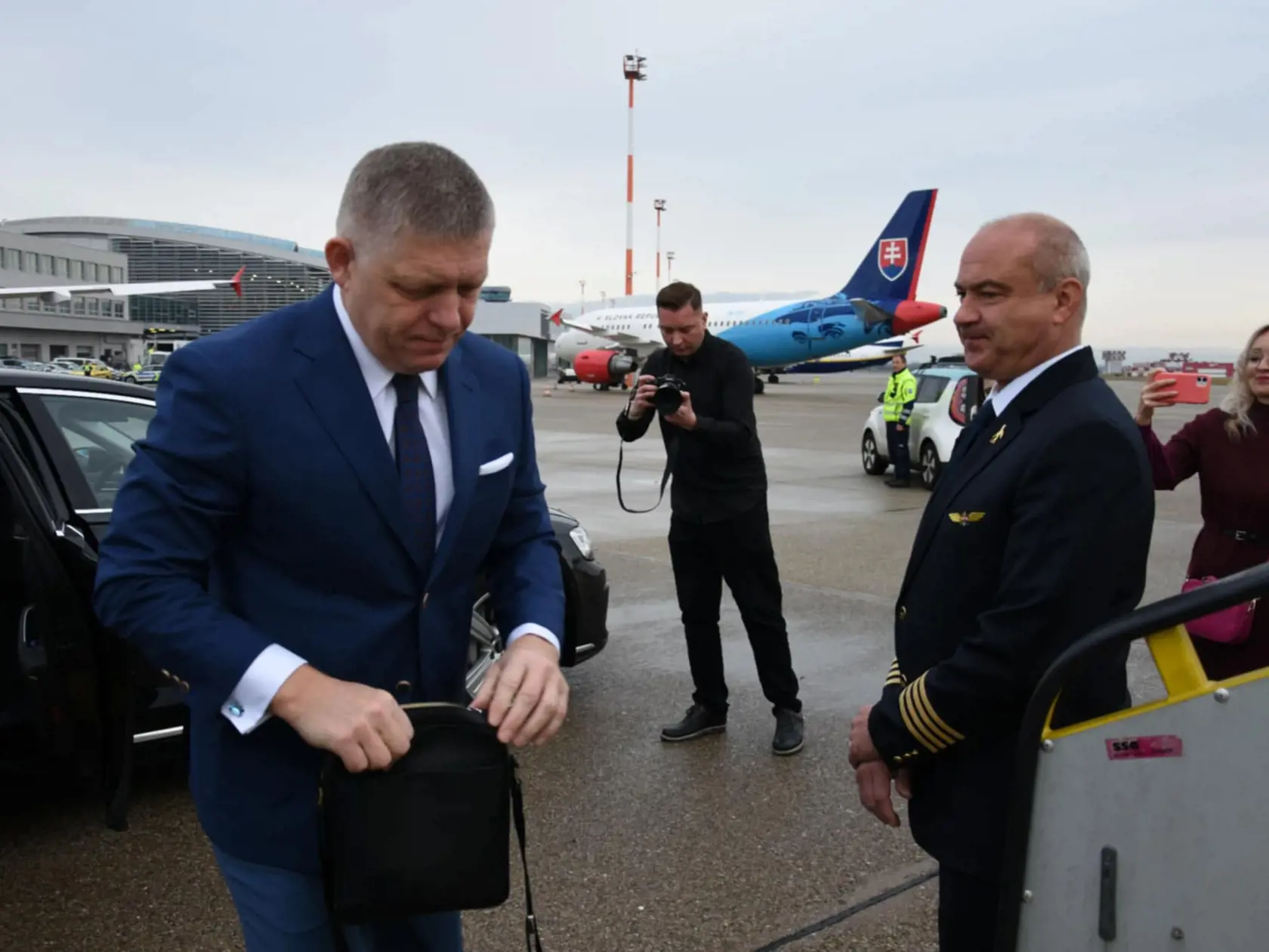 na snímke predseda vlády SR Robert Fico (Smer-SD) nastupuje do lietadla na letisku M.R. Štefánika v Bratislave vo štvrtok 9. januára 2025. premiér Robert Fico (Smer-SD) a ministerka hospodárstva SR Denisa Saková (Hlas-SD) odcestovali vo štvrtok ráno do Bruselu na bilaterálne rokovania s predstaviteľmi Európskej komisie (EK) o zastavení tranzitu ruského plynu na Slovensko. FOTO TASR - Martin Žigo