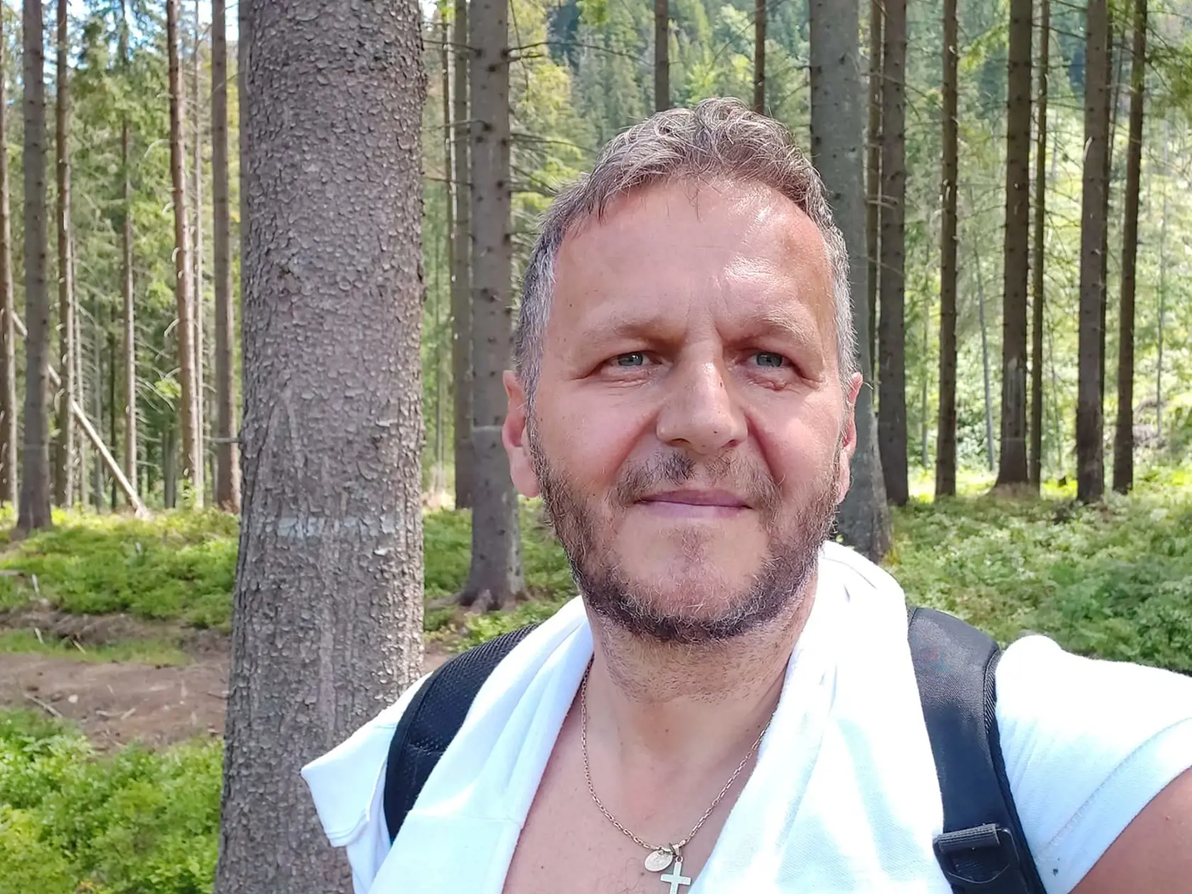 "Fúúuj len sa ,, zhovädzujte " ďalej....mne Ciganiková a iné ,, hviezdy " nebudú určovať čo sa mi páči a čo nie, toto určité nie...ďalej nejdem písať, lebo mám jasné pomenovanie na určité prejavy....," napísal k provokujúcej fotografii Bittó Cigánikovej poslanec OĽANO Milan Kuriak.