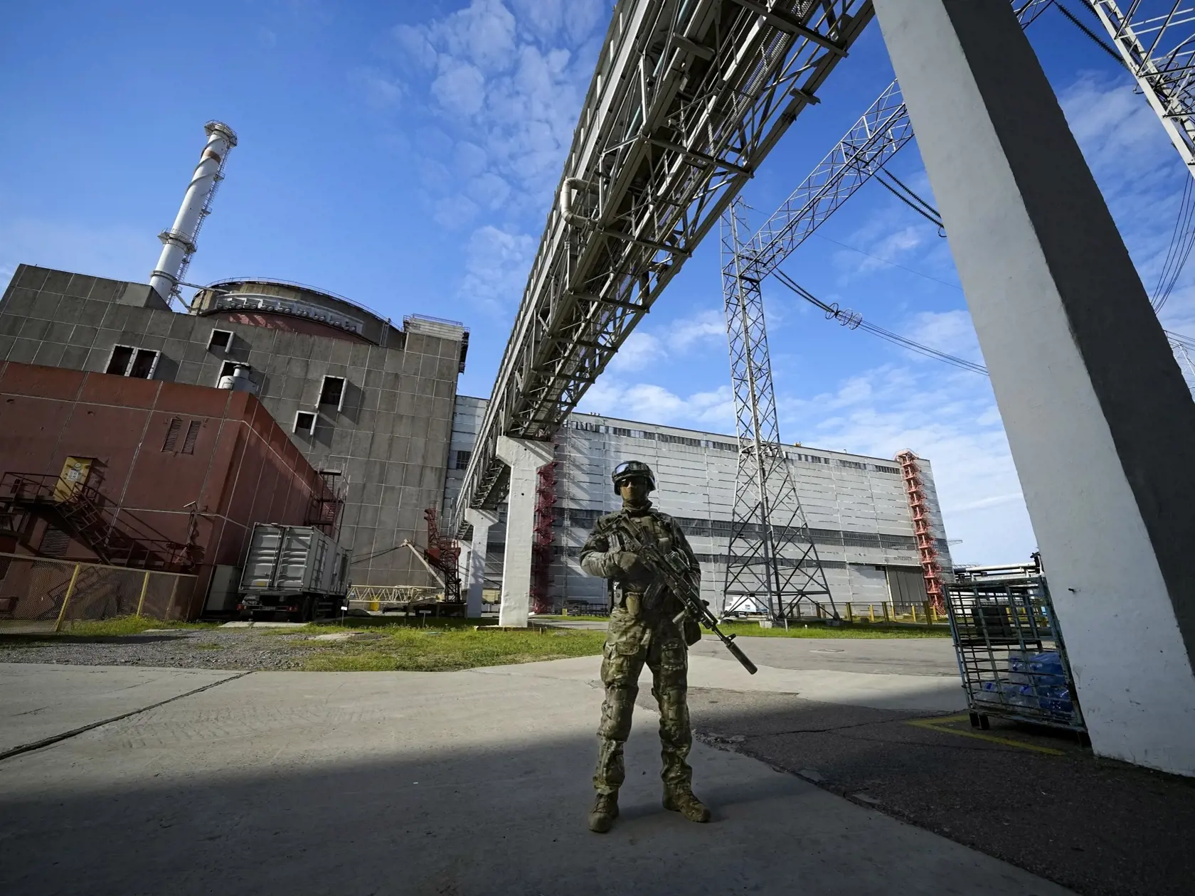 WA 45 archív Enerhodar - na archívnej snímke z 1. mája 2022 ruský vojak hliadkuje v priestoroch Záporožskej atómovej elektrárene pri meste Enerhodar na juhovýchode Ukrajiny. Ukrajinská vojenská tajná služba (HUR) v piatok 22. júla 2022 potvrdila, že ukrajinská armáda zaútočila pomocou takzvaných samovražedných dronov na ruské jednotky okupujúce Záporožskú atómovú elektráreň pri meste Enerhodar. Záporožská atómová elektráreň je so šiestimi blokmi a celkovým inštalovaným výkonom 6000 megawattov na