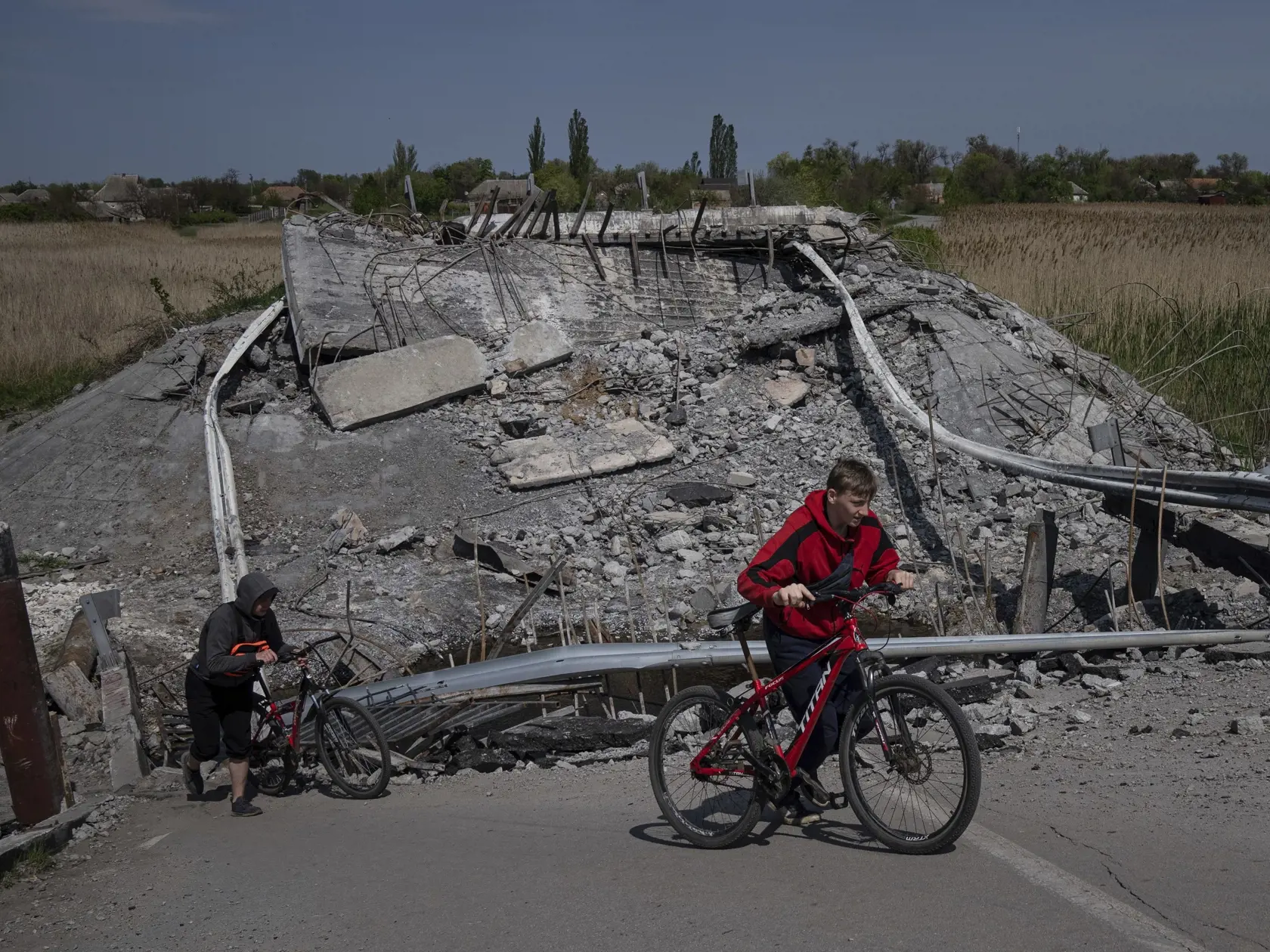 WA 26 Orihiv - Tínedžeri s bicyklami kráčajú cez most zničený bombardovaním neďaleko Orihivu v Záporožskej oblasti počas 71. dňa ruskej invázie na Ukrajinu vo štvrtok 5. mája 2022. FOTO TASR/AP 


och Teenagers on bicycles pass a bridge destroyed by shelling near Orihiv, Ukraine, Thursday, May 5, 2022. (AP Photo/Evgeniy Maloletka)