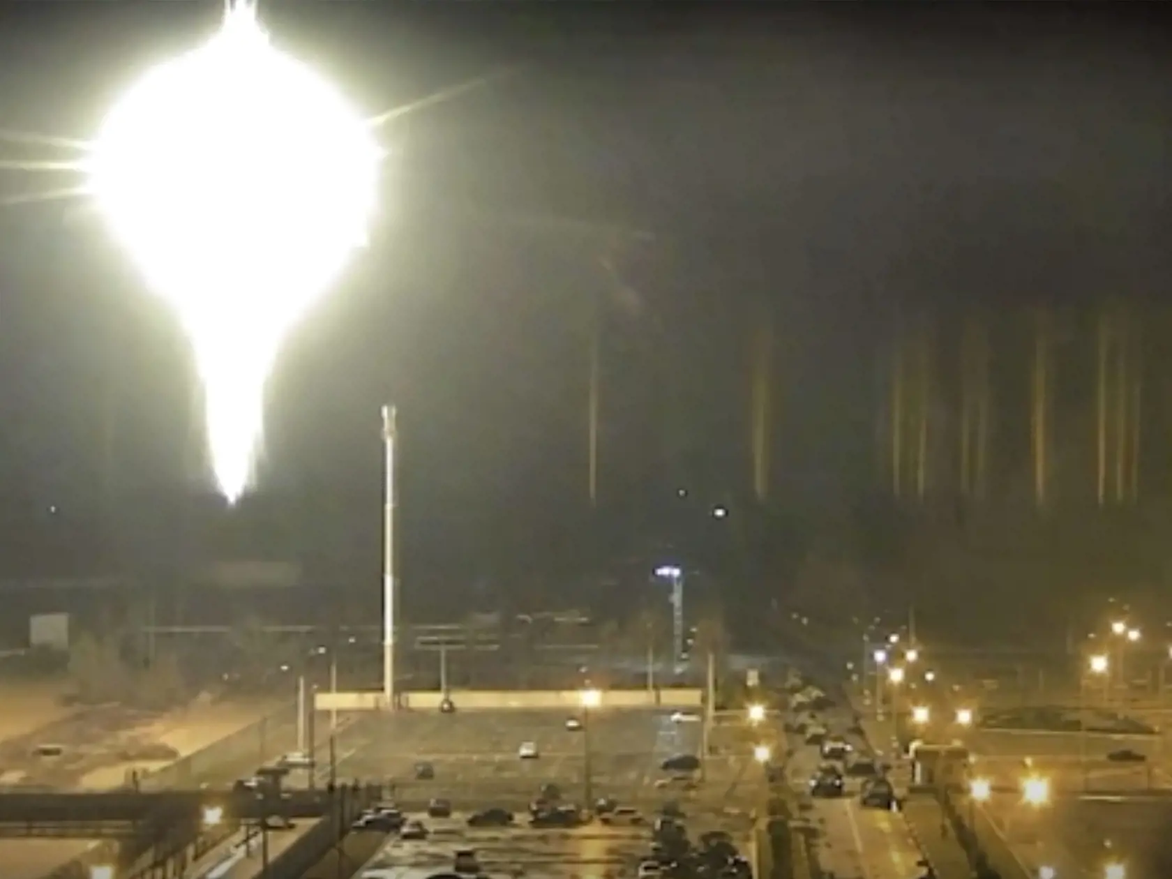 EBE 1 Enerhodar - Na snímke z videozáznamu zverejneného jadrovou elektrárňou v Záporoží je plameň v areáli jadrovej elektrárne v Enerhodare na Ukrajine v piatok 4. marca 2022. Ruské sily ostreľovali najväčšiu európsku jadrovú elektráreň v piatok skoro a vyvolali požiar. keď útočili na kľúčové ukrajinské mesto produkujúce energiu a získali priestor v snahe odrezať krajinu od mora. FOTO TASR/AP

This image made from a video released by Zaporizhzhia nuclear power plant shows bright flaring object l