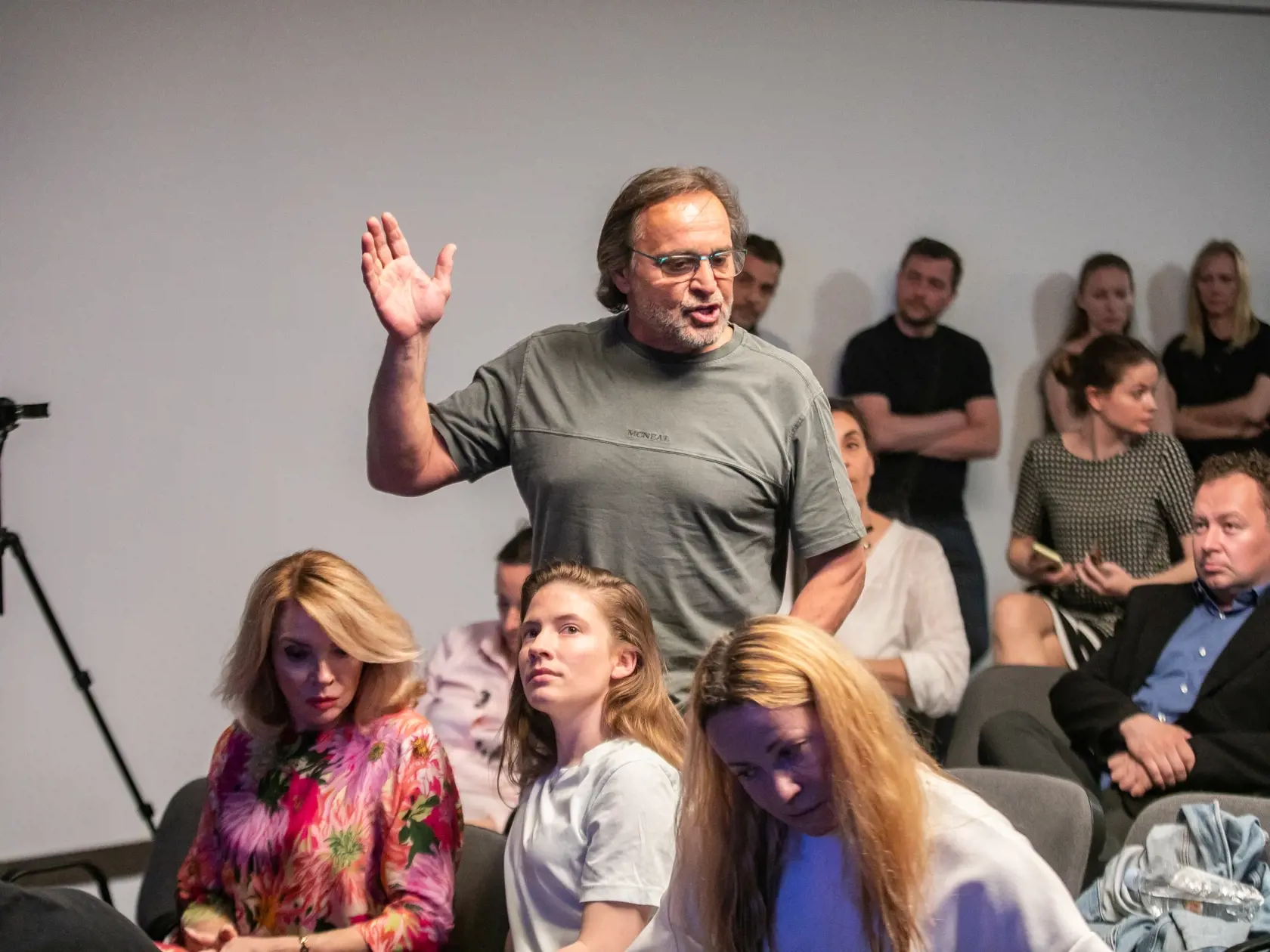 Verejný odpočet činnosti a hospodárenia SND za rok 2021. Nové SND, modrý salónik. Na fotke je Jozef Vajda, Diana Mórová a Zdena Studenková.