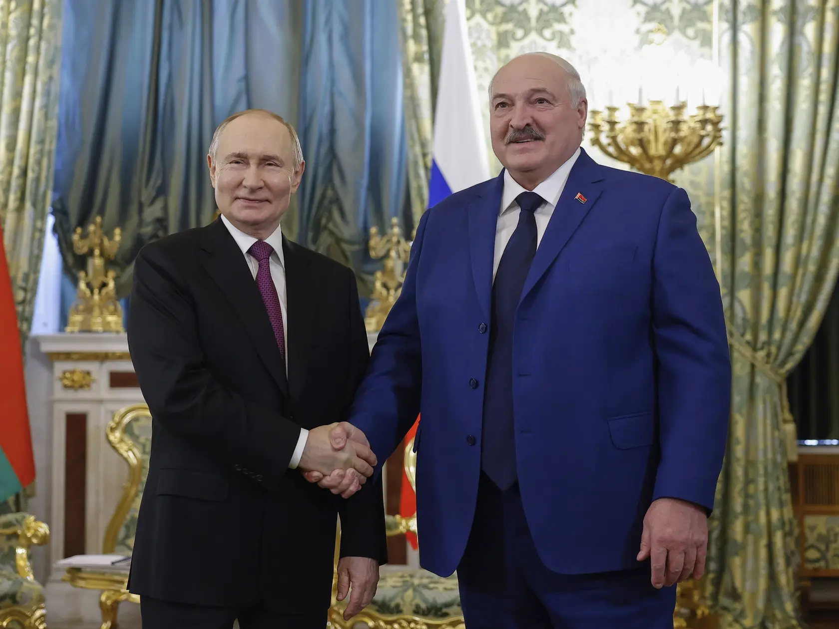 Ruský prezident Vladimir Putin (vľavo) si podáva ruku s bieloruským prezidentom  Alexandrom Lukašenkom počas ich stretnutia v Kremli v Moskve 13. marca 2025.