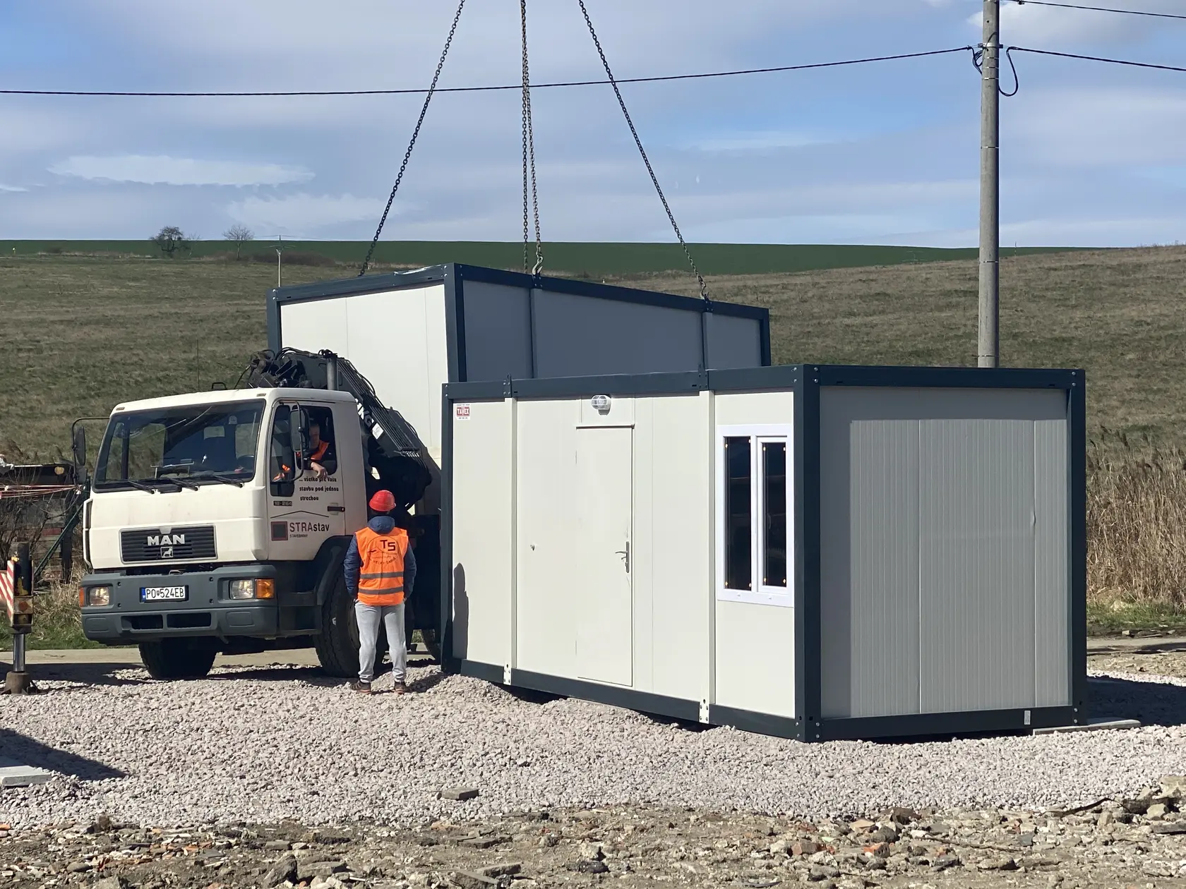 Do osady vo Veľkom Šariši, na miesto, kde pri tragickom požiari z 19. na 20. marca zhorelo niekoľko obydlí, priviezli 7 nových unimobuniek. Po ich zapojení na elektrickú energiu budú odovzdané do užívania evakuovaným osobá