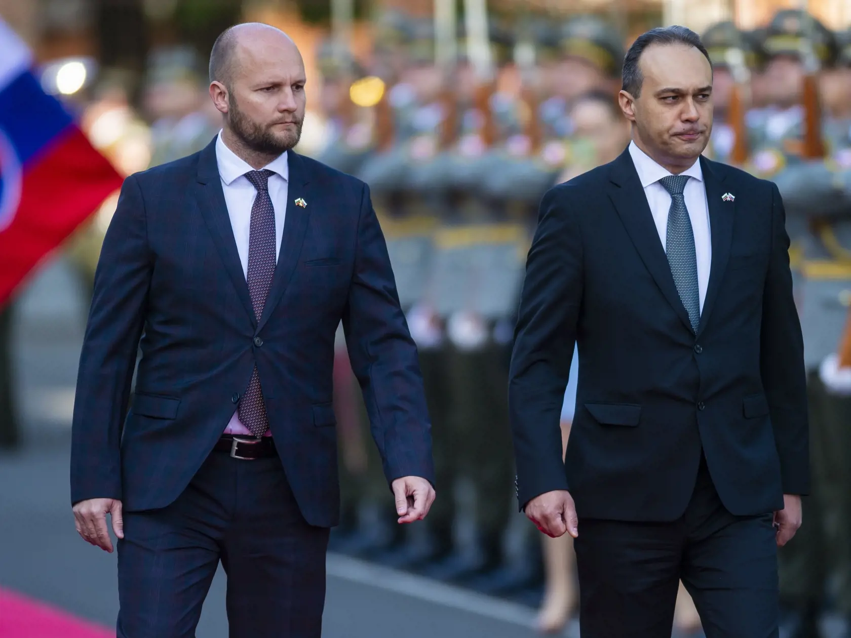 Na snímke zľava minister obrany SR Jaroslav Naď (OĽaNO) a minister obrany Bulharska Dragomir Zakov počas prijatia v rezorte obrany 3. júna 2022 v Bratislave. FOTO TASR - Jakub Kotian