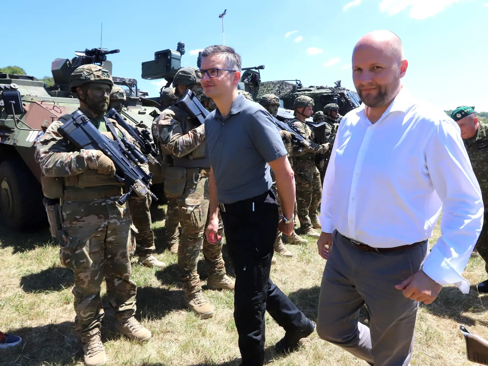 Minister obrany SR Jaroslav Naď navštívil spolu s ministrom obrany Slovinskej republiky Marjanom Šarcom Centrum výcviku Lešť a personál, ktorý tu pôsobí v rámci spojeneckých jednotiek. Na snímke sprava minister obrany SR Jaroslav Naď a minister obrany Slovinskej republiky Marjan Šarc v Centre výcviku Lešť 19. júla 2022. FOTO TASR - Ján Krošlák