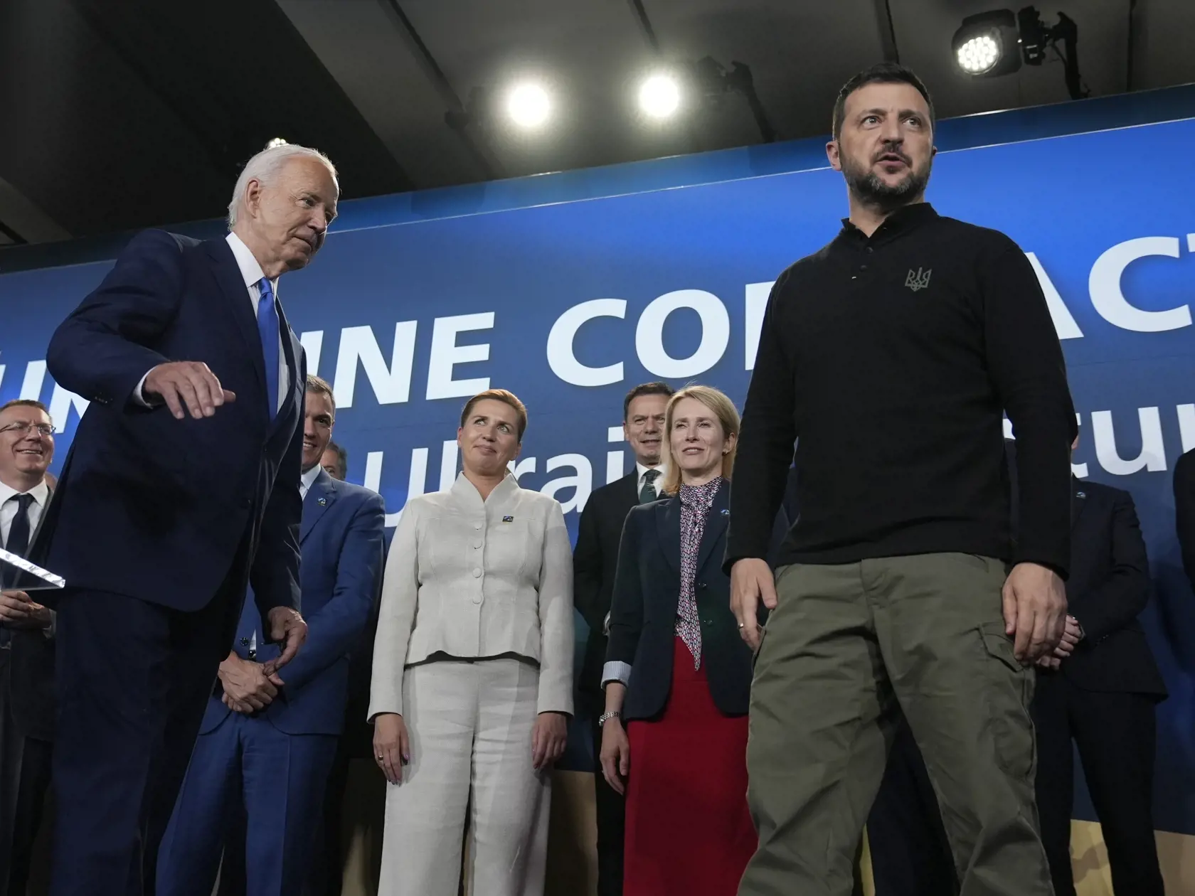 WA 12 Washington - Ukrajinský prezident Volodymyr Zelenskyj (vpravo) a americký prezident Joe Biden (vľavo), ku ktorým sa pripojilo 32 spojencov a zahraničných lídrov, stoja na pódiu na slávnostnej ceremónii NATO vo Washingtone vo Washingtone vo štvrtok 11. júla 2024. Oznámili svoju podporu vo štvrtok oznámenej dohode o Ukrajine. FOTO TASR/AP

President Joe Biden, left, and President of Ukraine Volodymyr Zelenskyy, right, walk off stage after speaking at an event announcing the Ukraine Compact o