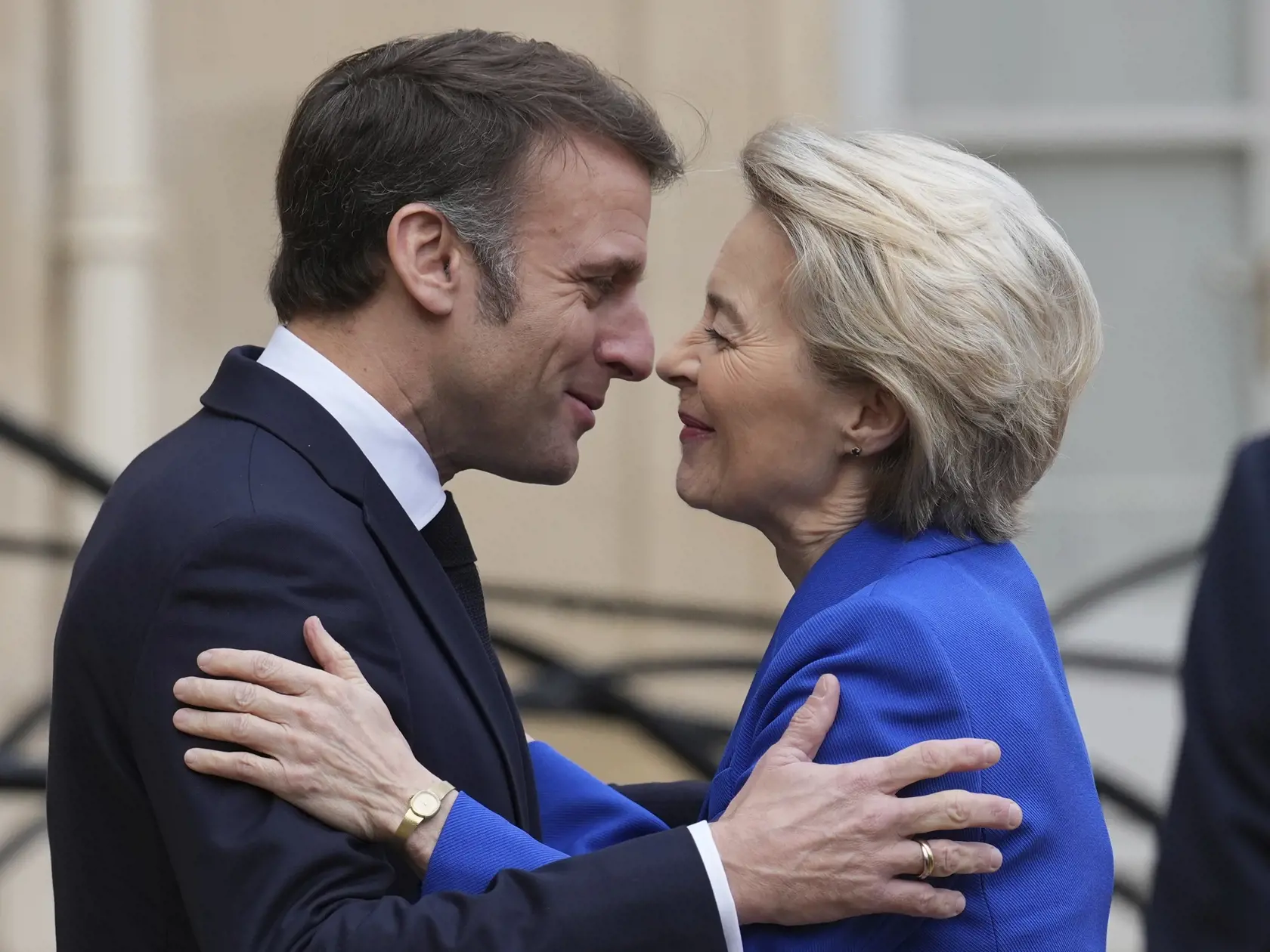 KK2 Paríž - Francúzsky prezident Emmanuel Macron a predsedníčka Európskej komisie Ursula von der Leyenová sa vítajú pred rozhovormi v Elyzejskom paláci 28. januára 2025 v Paríži. FOTO TASR/AP
French President Emmanuel Macron welcomes EU Commission president Ursula von der Leyen, Tuesday, Jan. 28, 2025 at the Elysee Palace in Paris. (AP Photo/Aurelien Morissard)