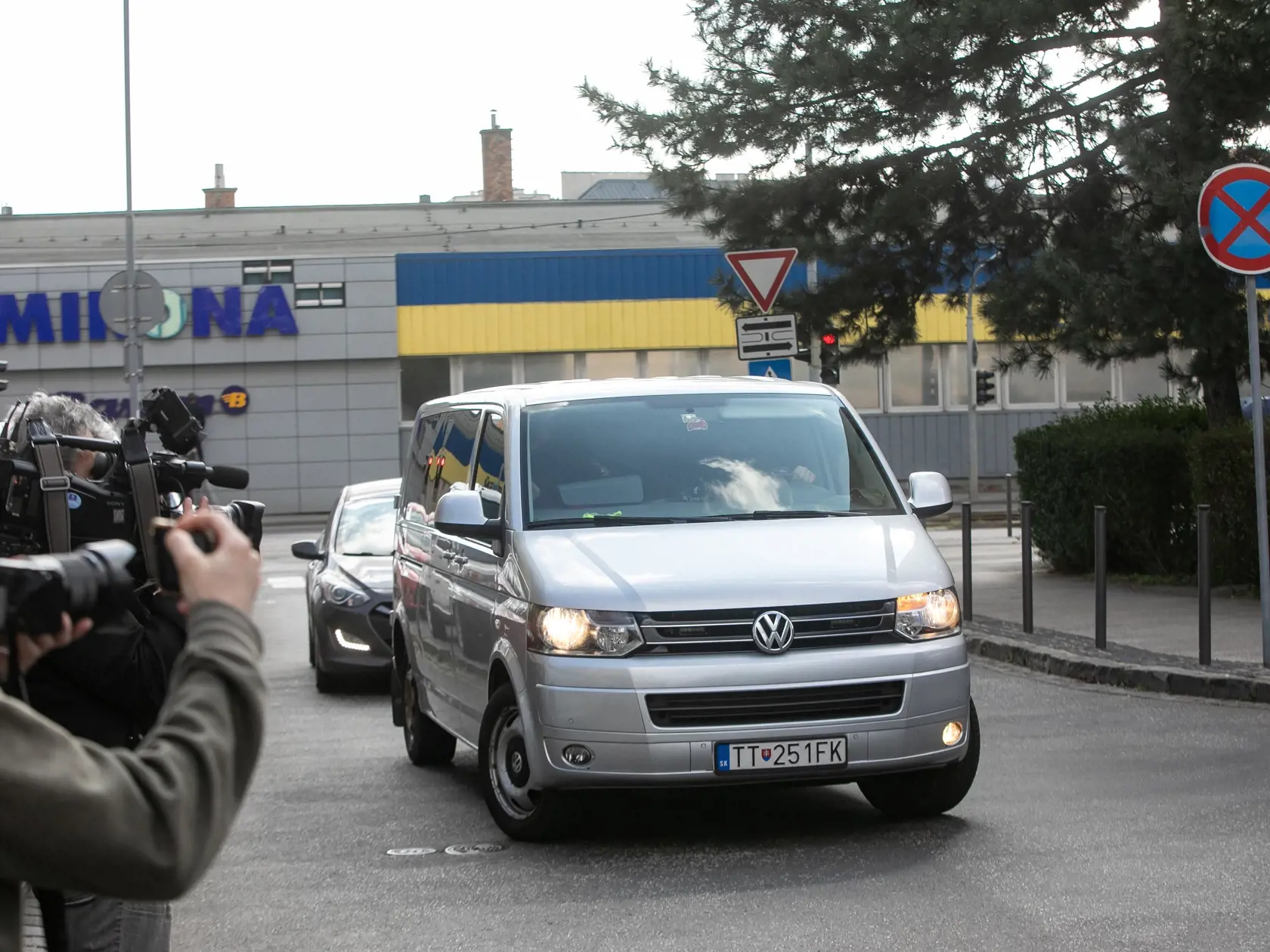 V prípade vraždy Daniela Tupého zadržala najskôr Národná kriminálna agentúra 8 osôb. Na snímke je prevoz zadržaných do Prezídia Policajného zboru.