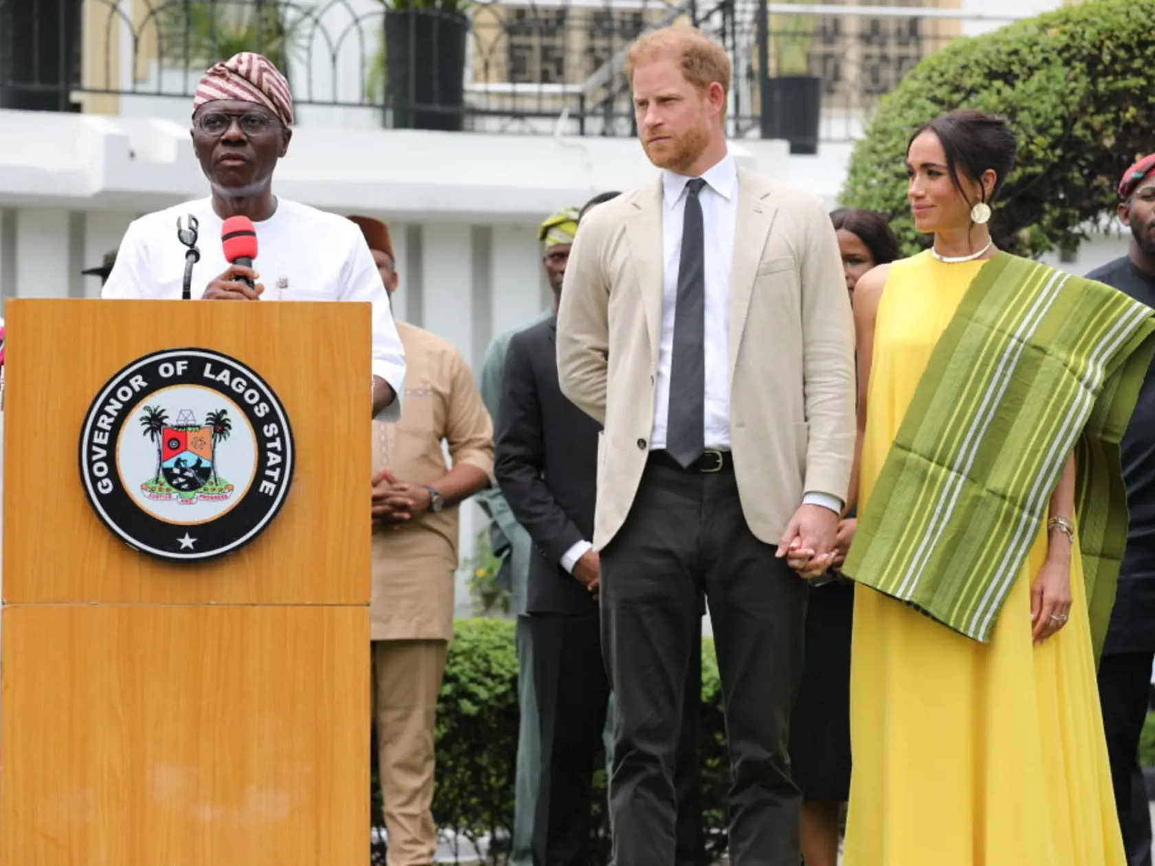 Princ Harry a Meghan Markle navštívili Nigériu. Vojvodkyňa oslnila hostiteľov v žltých šatách.
