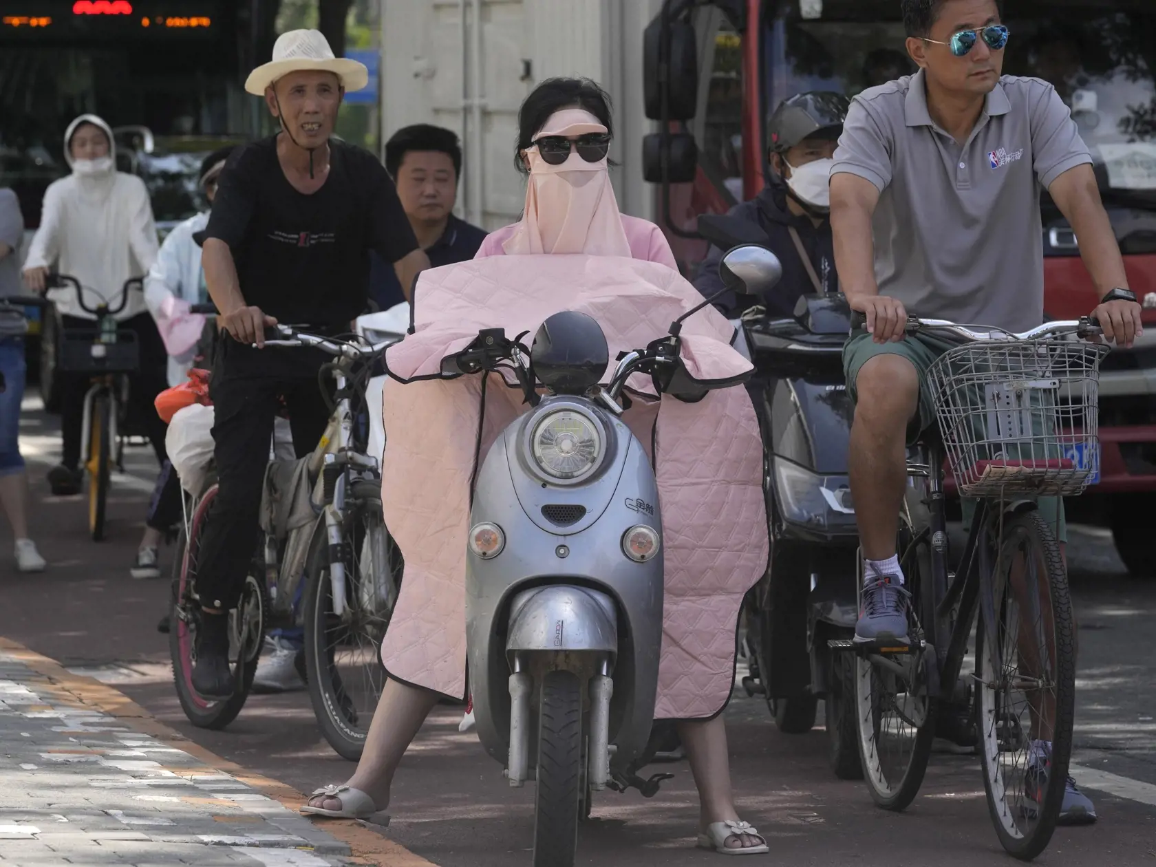 PK 11 Peking - Žena chrániaca sa pred slnkom čaká na križovatke v Pekingu 13. júla 2022. FOTO TASR/AP

A woman covered up from the sun waits at a traffic junction, Wednesday, July 13, 2022, in Beijing. (AP Photo/Ng Han Guan)