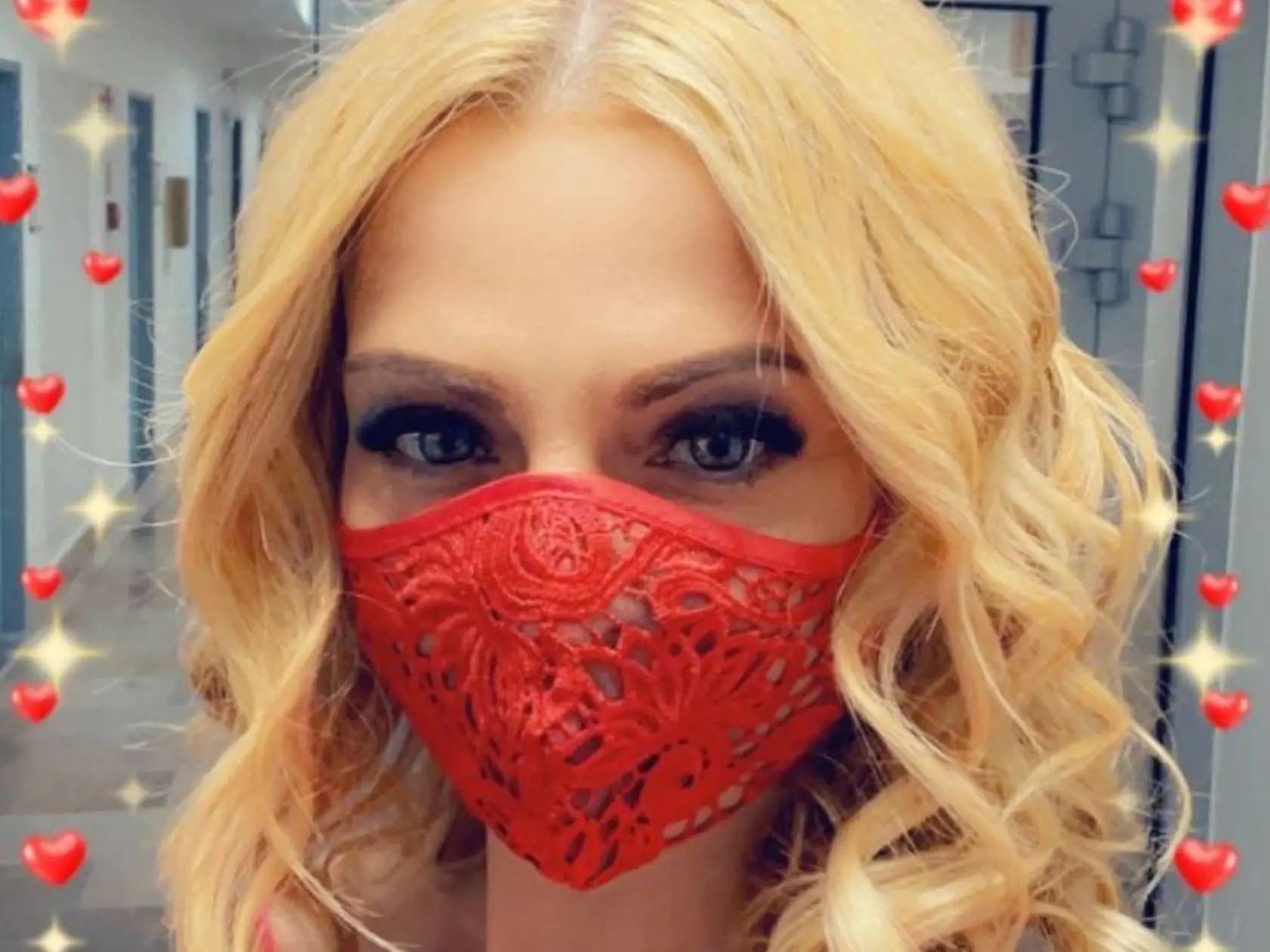 Marianna Ďurianová nahodila čipkované rúško.