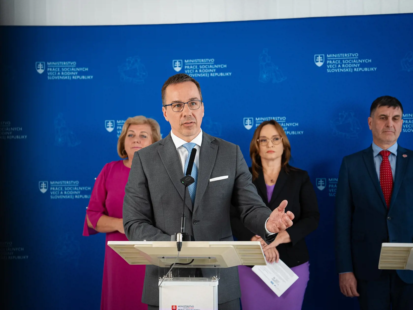 Minister práce Erik Tomáš predstavuje návrh zmien v sociálnych službách.