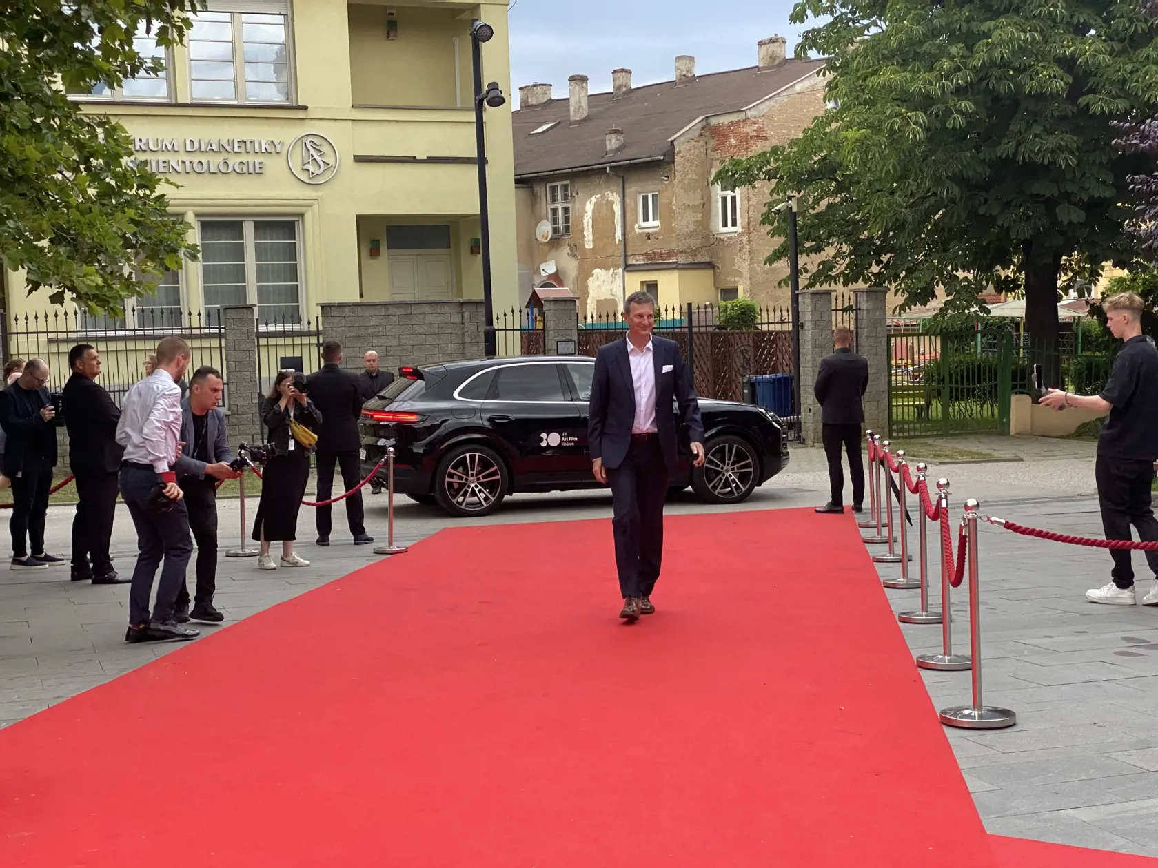 Príchod hostí na záverečný ceremoniál 30. ročníka medzinárodného festivalu Art Film Košice, na ktorom odovzdali ceny držiteľom honorárnych ocenení - Sergejovi Loznicovi, Antónii Liškovej a Marošovi Kramárovi a vyhlásili víťazov jednotlivých súťaží.
