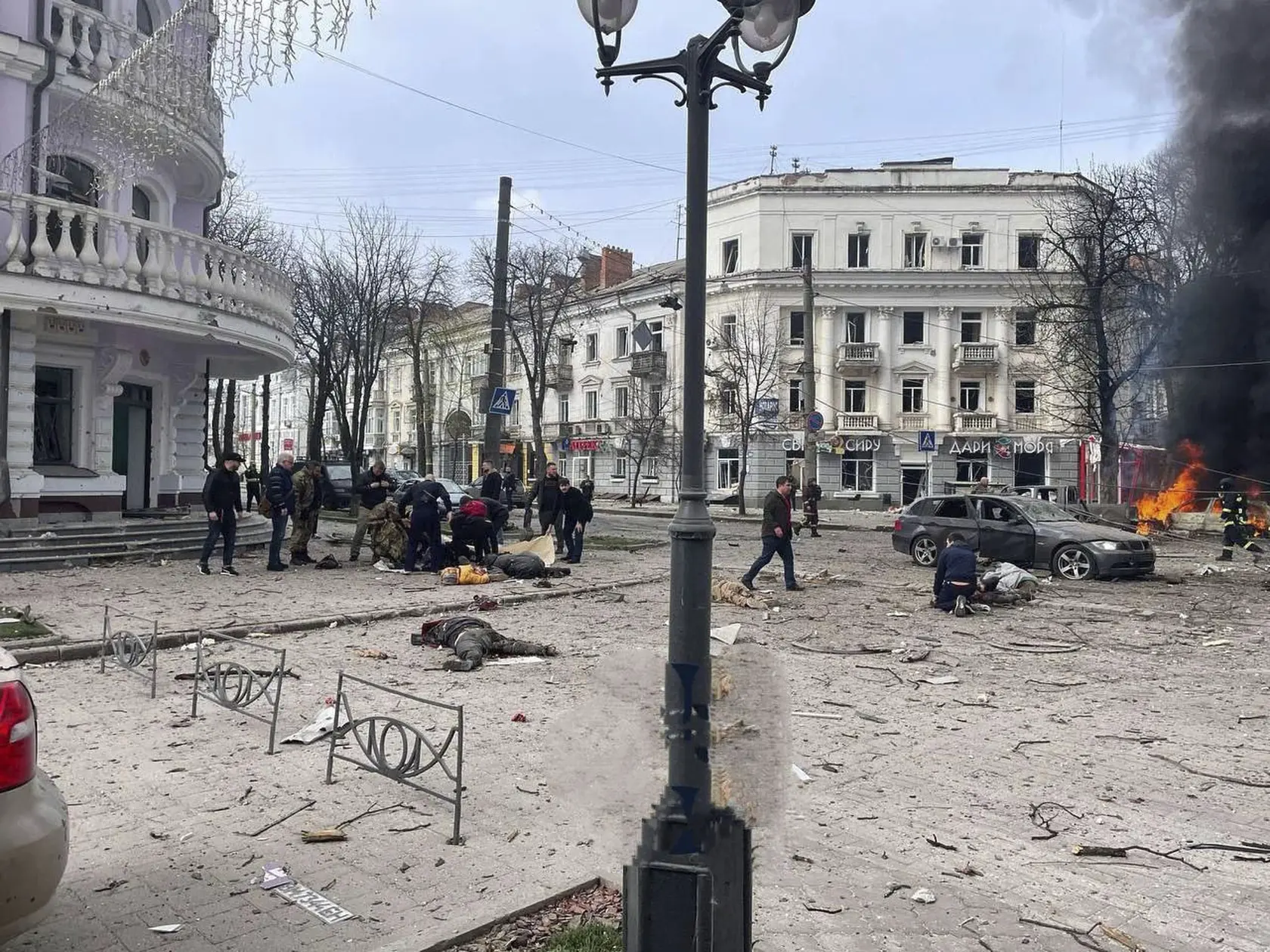 Najmenej 35 ľudí zabil a ďalších minimálne 84 osôb zranil ruský raketový útok na Sumy v nedeľu dopoludnia. Rakety zasiahli centrum mesta, kde sa veriaci pripravovali osláviť Kvetnú nedeľu.