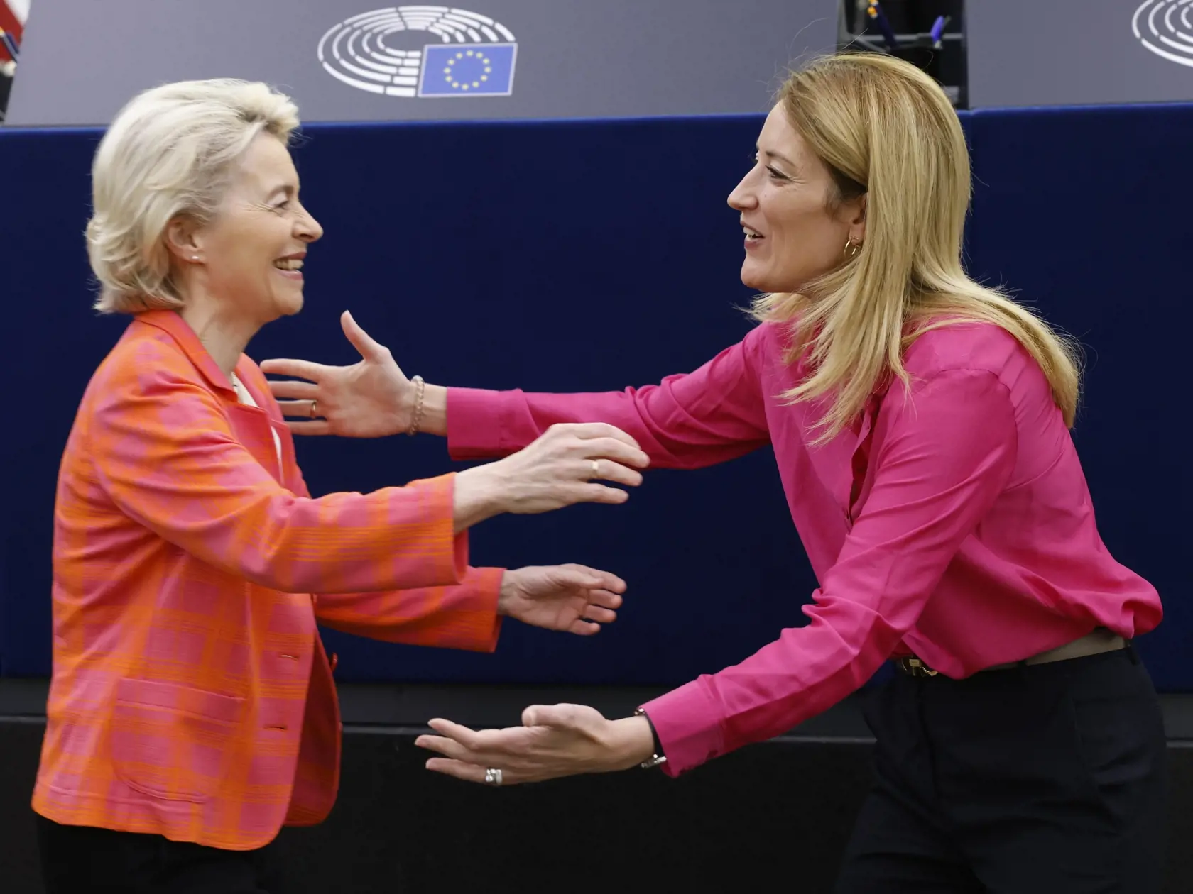 EBE 15 Štrasburg - Na snímke zľava  predsedníčka Európskej komisie (EK) Ursula von der Leyenová a predsedníčka Európskeho parlamentu Roberta Metsolaová sa vítajú na pôde Európskeho parlamentu pred predstavením programu činnosti predsedníctva Českej republiky v stredu 6. júla 2022 v Štrasburgu. FOTO TASR/AP

European Commission President Ursula von der Leyen, left, is greeted by European Parliament President Roberta Metsola at the European Parliament before the presentation of the programme of ac