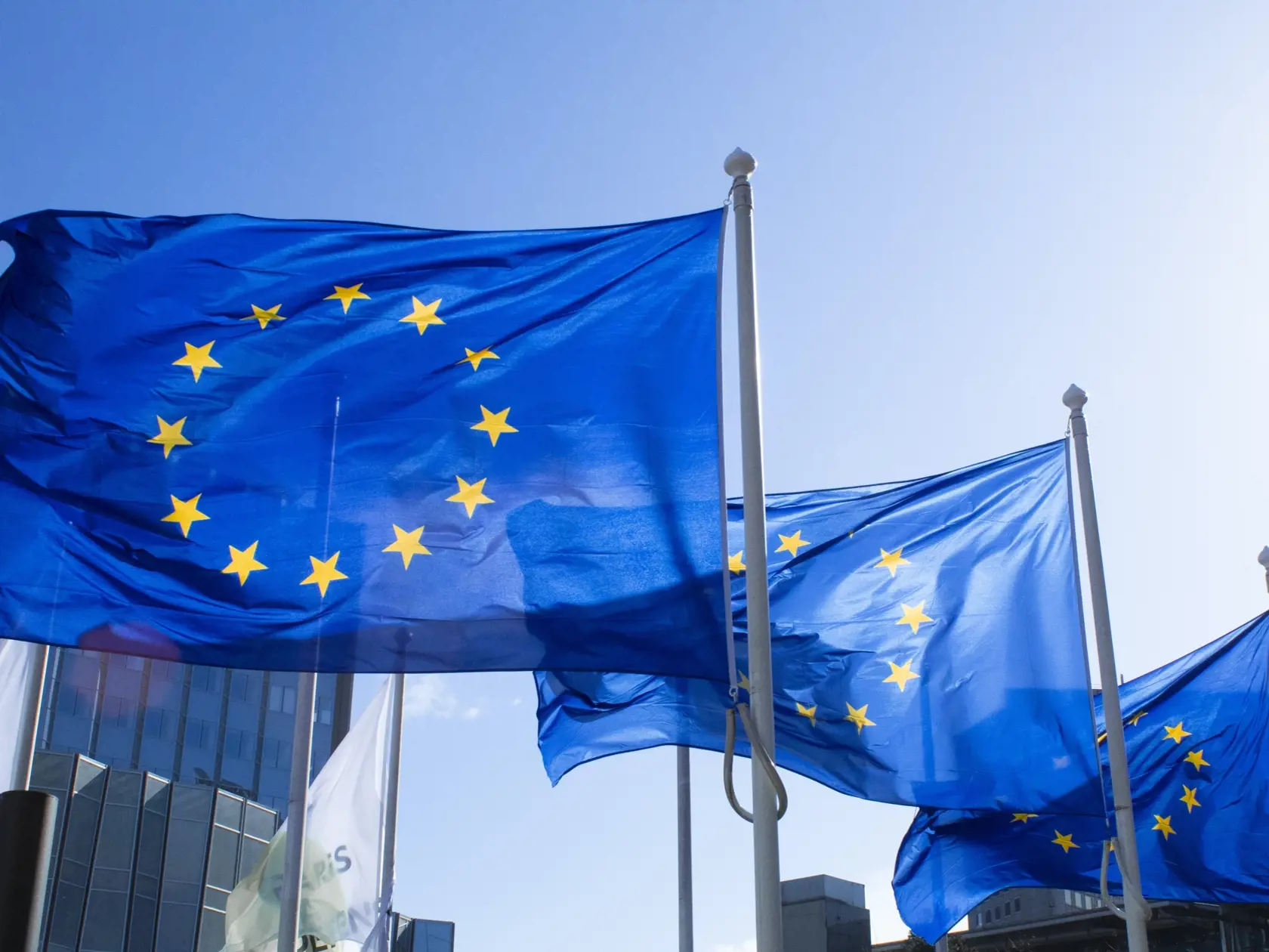 Podľa expertov sa pravdepodobnosť hospodárskeho poklesu euroregiónu zvýšila na 45 percent z 30 percent v predchádzajúcom prieskume a 20 percent pred ruskou inváziou na Ukrajinu koncom februára.