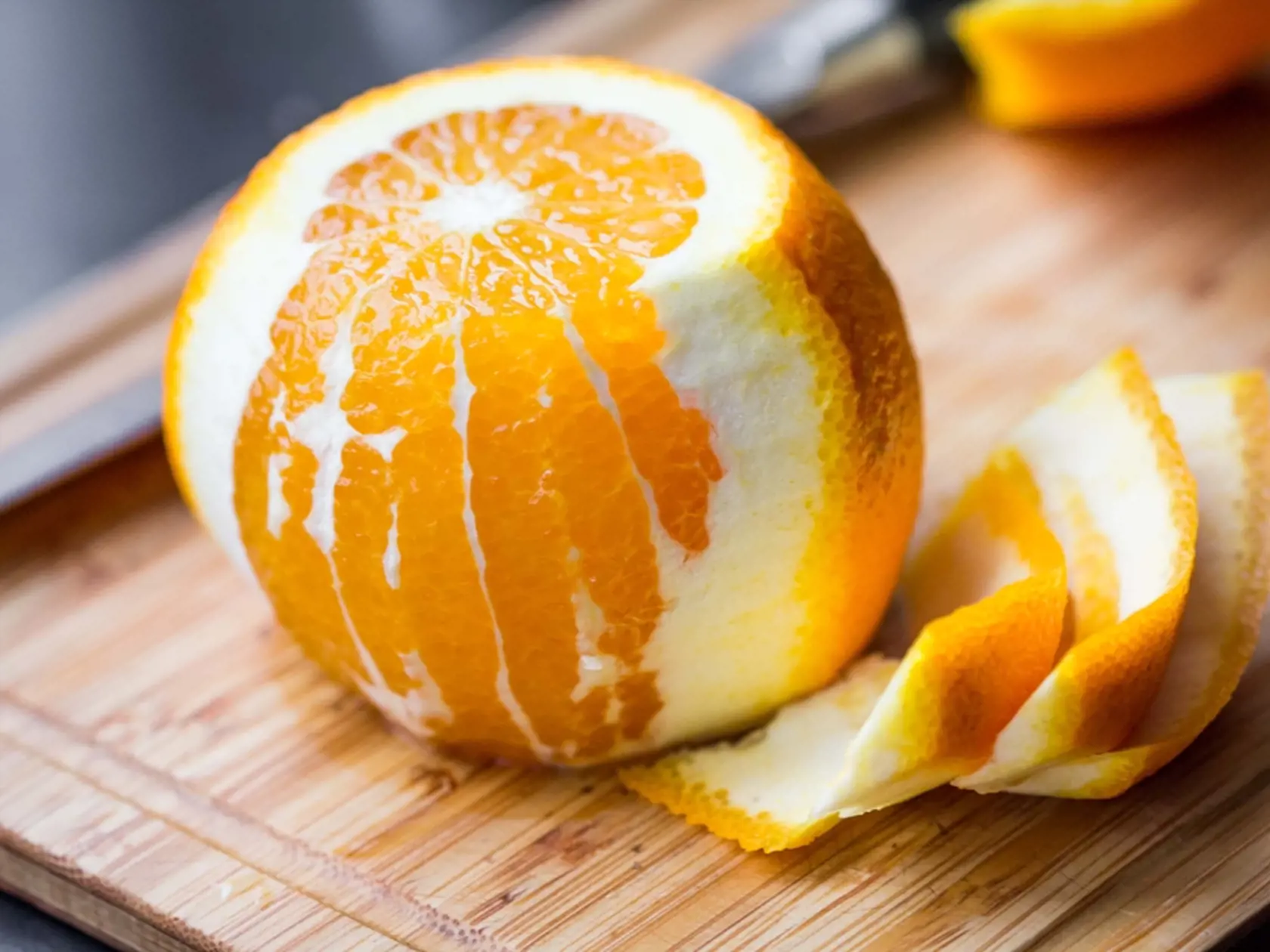 Postrúhajte bio pomarančový šupku a zmiešajte s cukrom. Počas kúpeľa si takto pripravený peeling vmasírujte do pokožky a vychutnávajte si tú úžasnú vôňu. Možno to znie zvláštne ale takto pripravené pomaranče pôsobia aj proti pomarančovej koži.