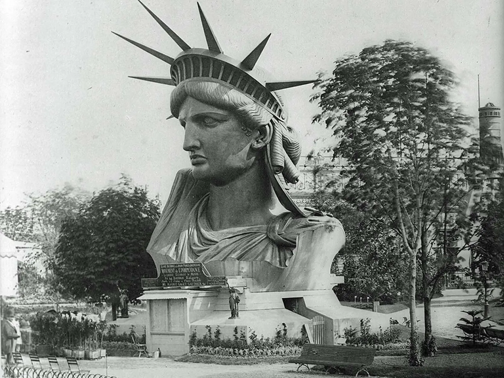 Hlava vystavená v jednom z parížskych parkov v roku 1883.