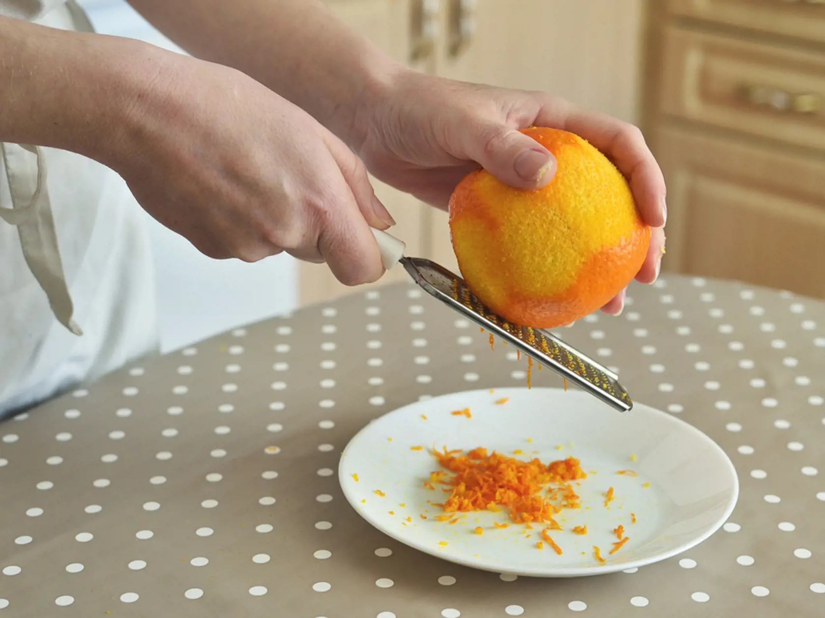 Postrúhajte bio pomarančový šupku a zmiešajte s cukrom. Počas kúpeľa si takto pripravený peeling vmasírujte do pokožky a vychutnávajte si tú úžasnú vôňu. Možno to znie zvláštne ale takto pripravené pomaranče pôsobia aj proti pomarančovej koži.