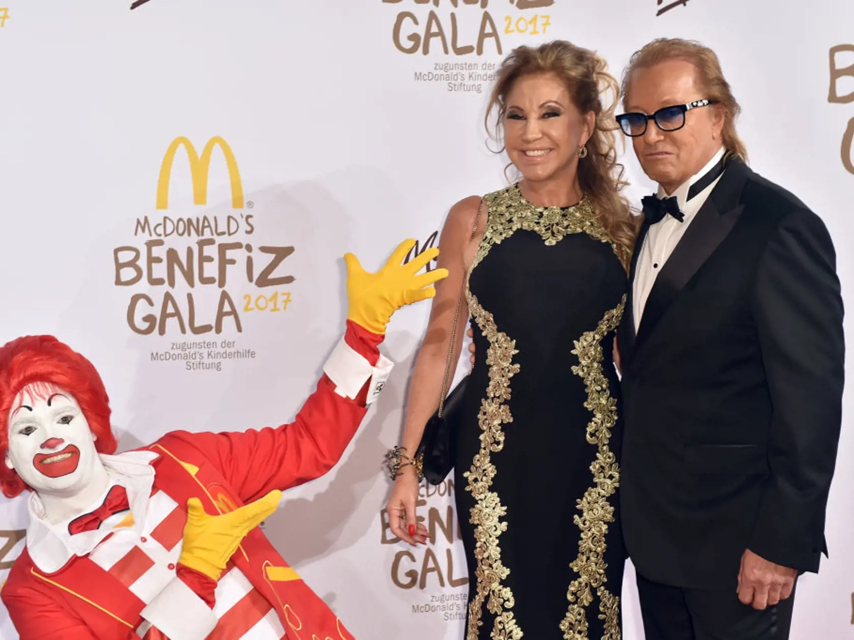 MUNICH, GERMANY - NOVEMBER 10:  Carmen Geiss and her husband Robert Geiss during the McDonald's charity gala at Hotel Bayerischer Hof on November 10, 2017 in Munich, Germany.  (Photo by Hannes Magerstaedt/Getty Images)