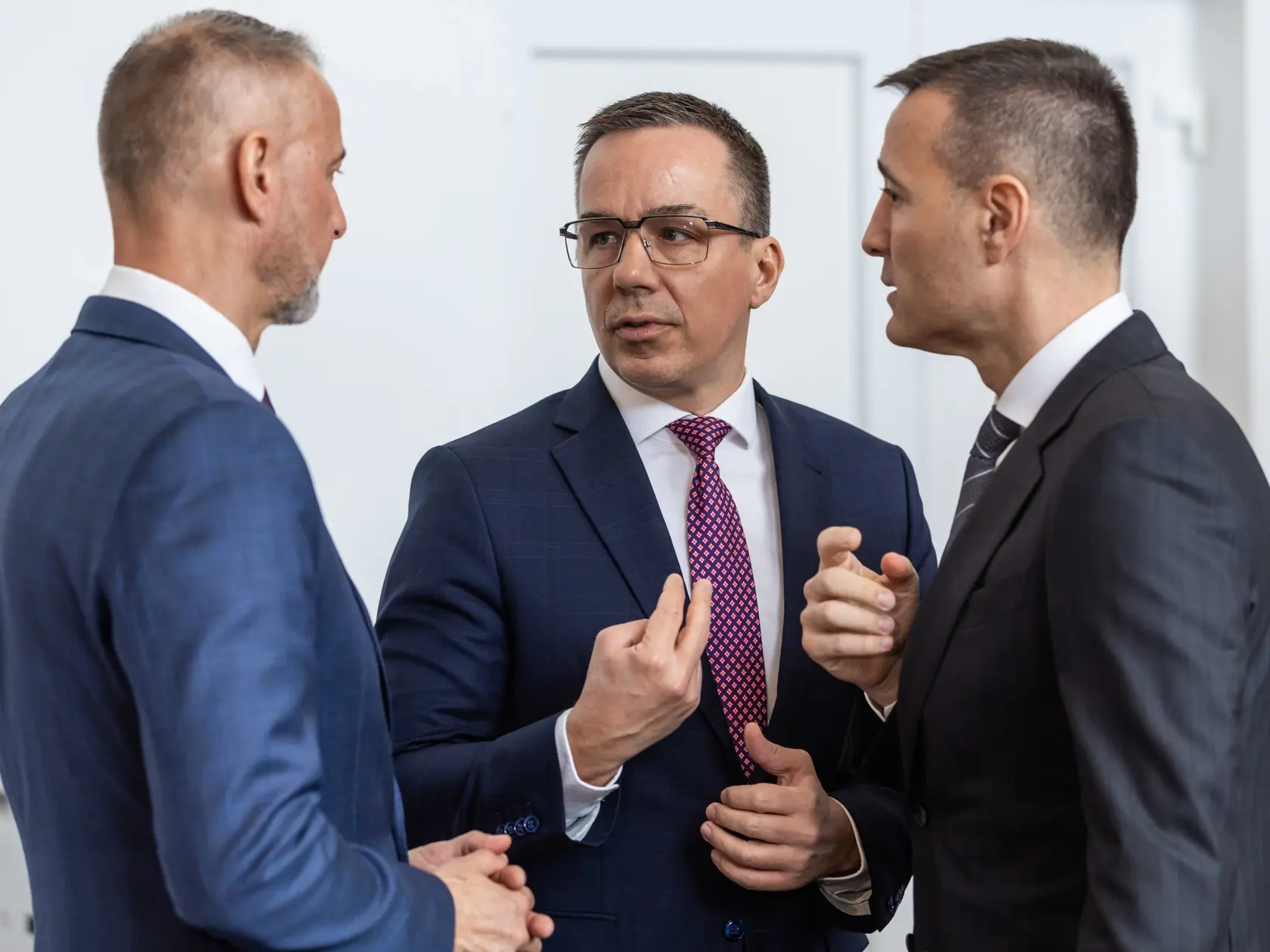 Na snímke zľava minister investícií, regionálneho rozvoja a informatizácie SR Richard Raši (Hlas-SD), minister práce, sociálnych vecí a rodiny SR Erik Tomáš (Hlas-SD) a minister školstva, výskumu, vývoja a mládeže SR Tomáš Drucker (Hlas-SD) pred výjazdovým rokovaním vlády SR v obci Vysoká nad Kysucou v okrese Čadca v stredu 19. marca 2025. 
