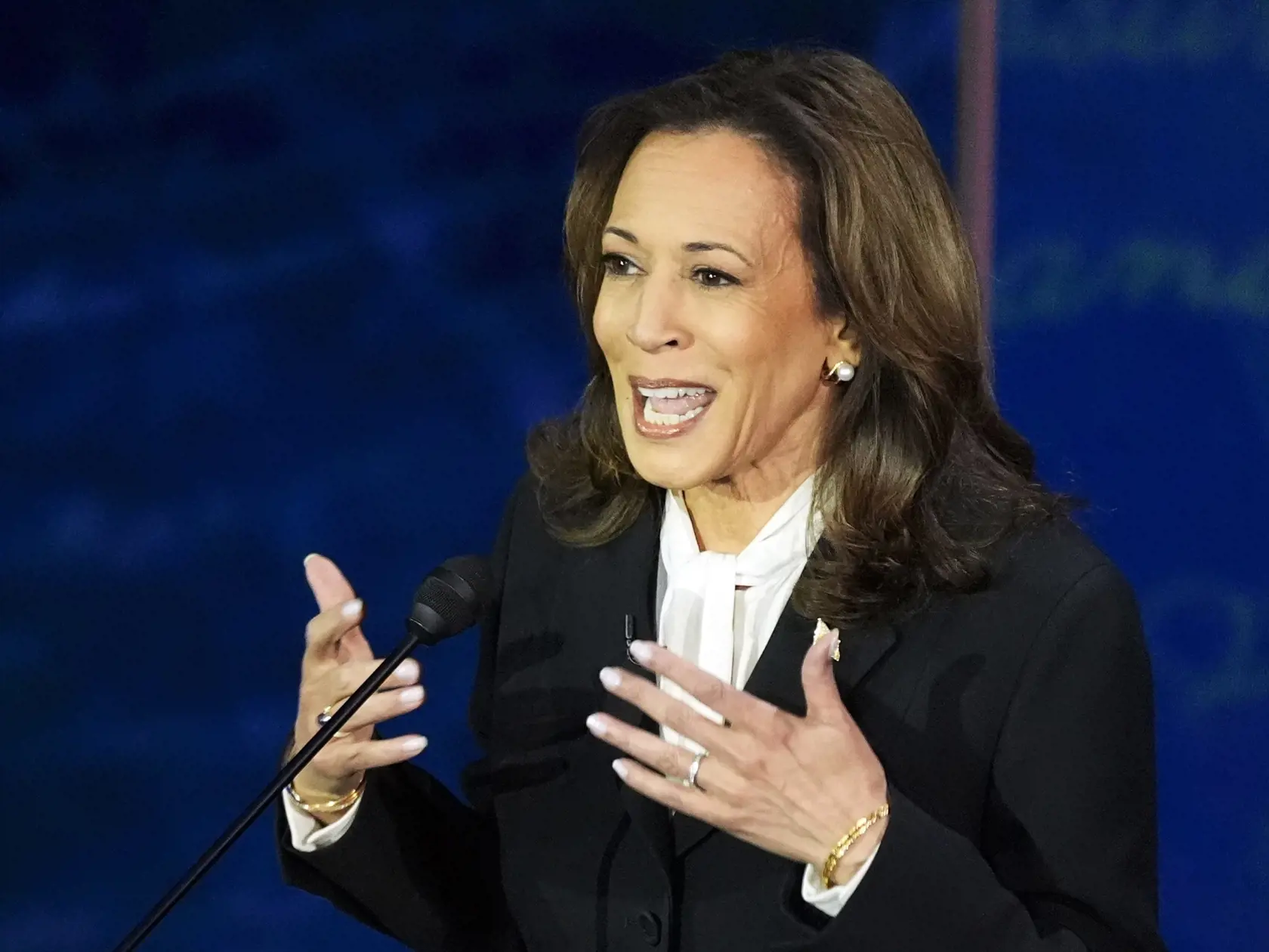 Kamala Harris počas prezidentskej debaty aj so svojimi perlovými náušnicami