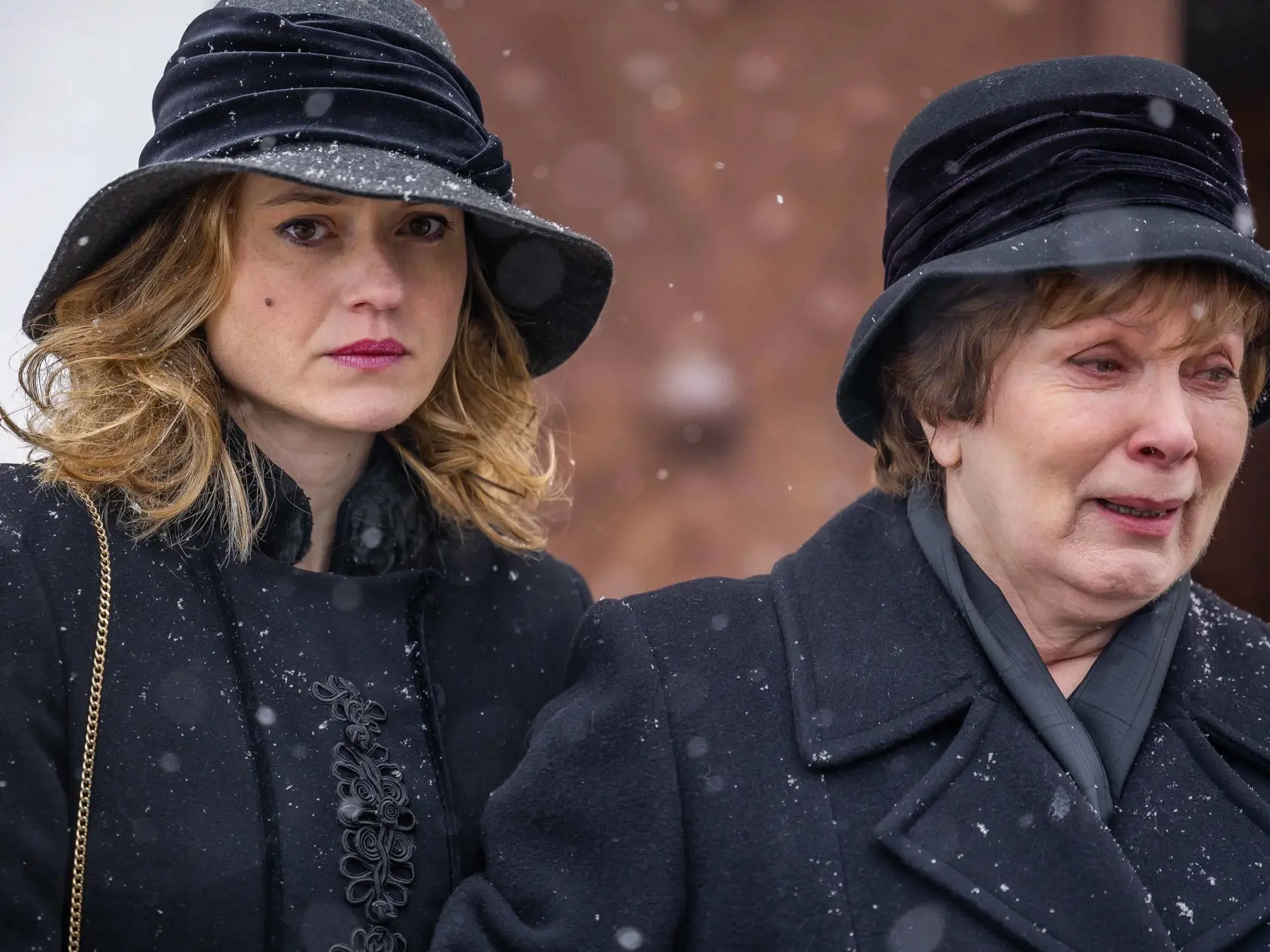 Anna Javorková a Rebeka Poláková ako mafiánova matka a manželka.