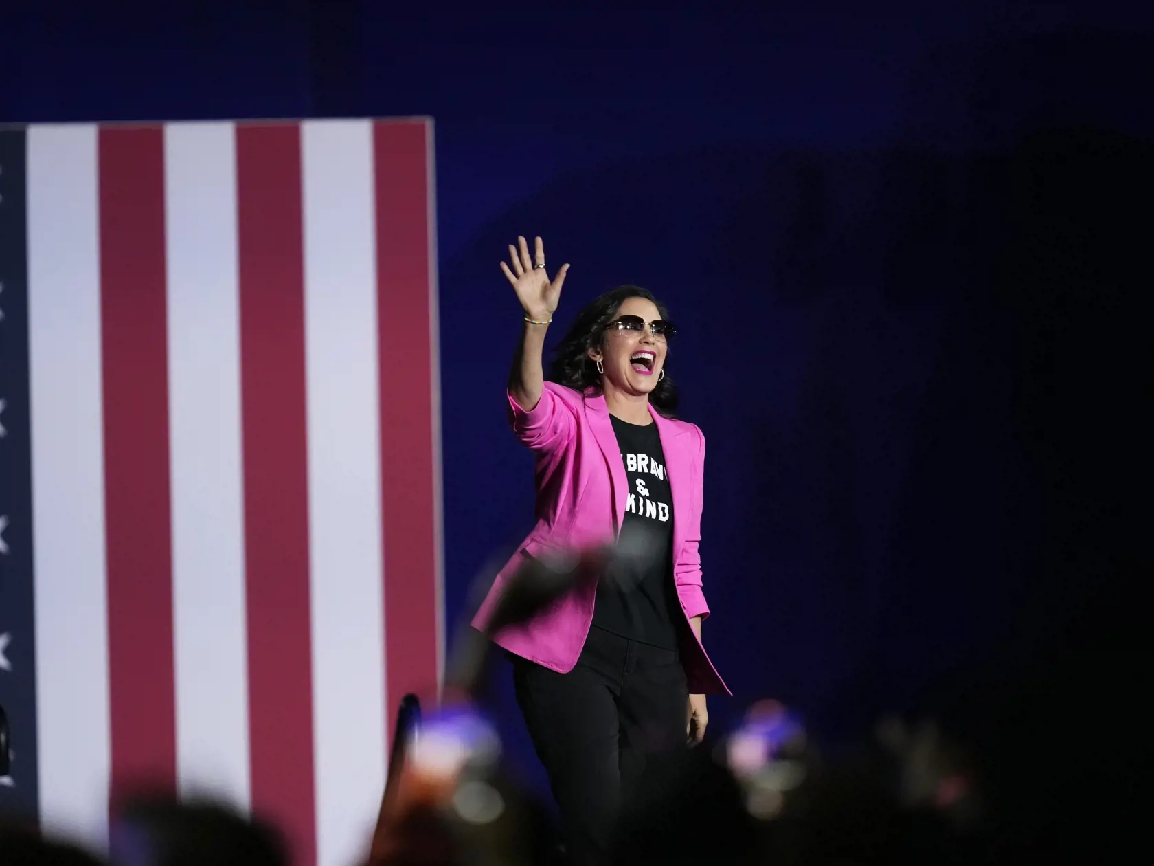 Guvernérka amerického štátu Michigan Gretchen Whitmerová prichádza na predvolebné zhromaždenie na podporu demokratickej prezidentskej kandidátky a americkej viceprezidentky Kamaly Harrisovej v utorok 22. októbra 2024 v Detroite.