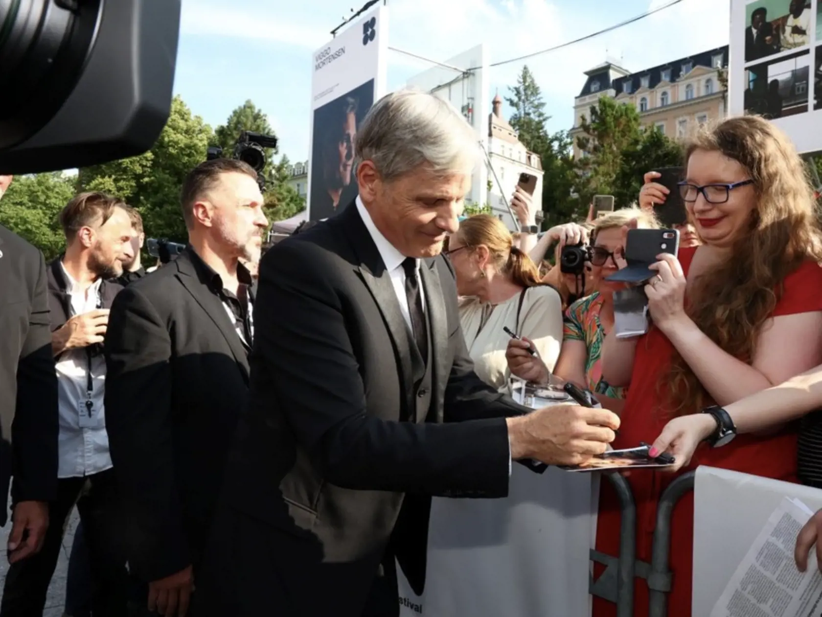 Viggo Mortensen rozdával podpisy.