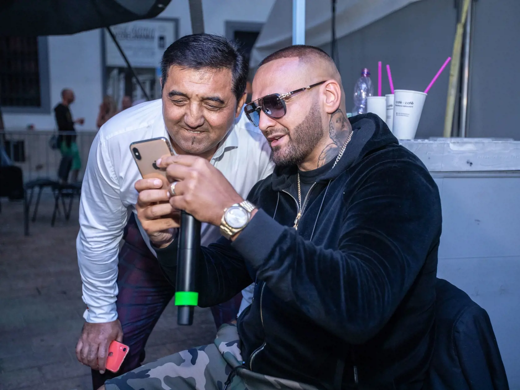 Debata dvoch otcov: Rytmus a Igor Kmeťo starší si ukazovali fotografie synov.