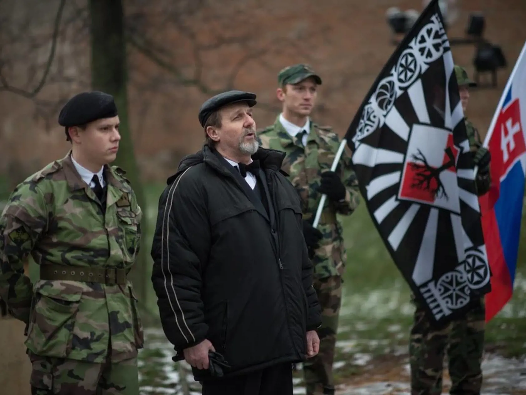 Strelec Juraj C. bol členom neregistrovanej polovojenskej skupiny Slovenskí Branci. Údajne pre nich písal texty s pro-ruskou tematikou.