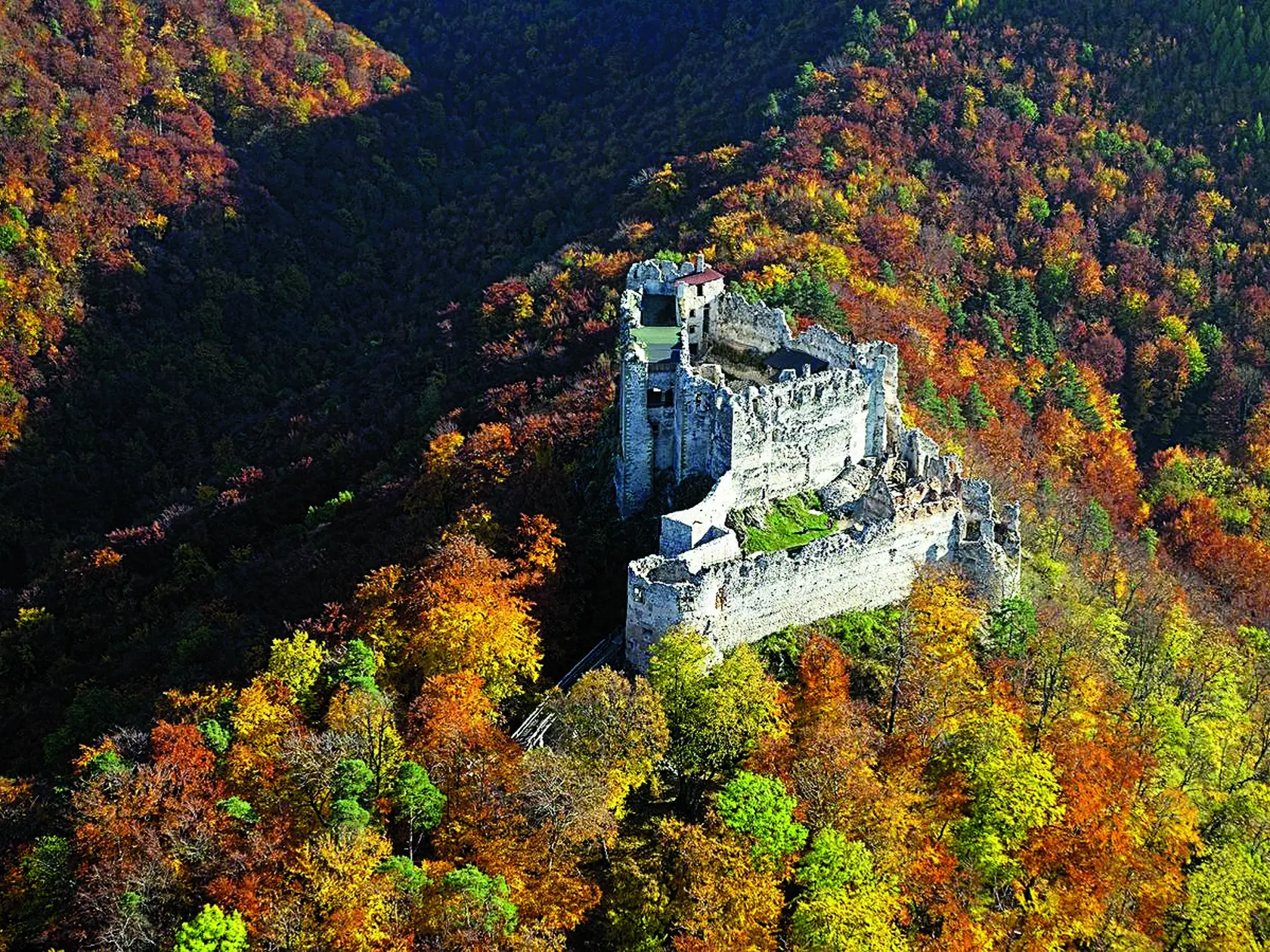 Hrad Uhrovec: Skrytý v lesoch potichu stráži okolie. Výstup na hrad Uhrovec v Trenčianskom kraji je možný ťažšou (asi 30-minútovou) a ľahšou (asi hodinovou) trasou. A keď tam už budete, môžete dobrovoľnícky pomôcť pri jeho oprave. 

