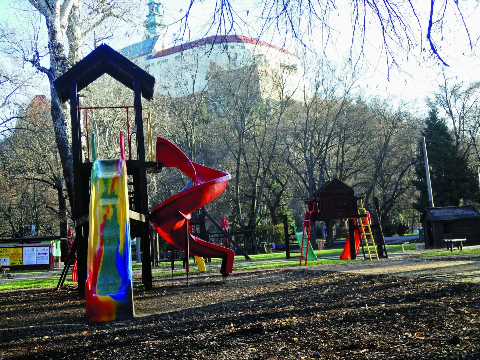 Mestský park na Sihoti: Zelenú oázu priamo v centre mesta objavíte v Nitre. Park má rozlohu 20 hektárov a skladá sa z troch častí. Najstaršia časť Sihoť leží pri ústí rieky a vďaka atrakciám je vhodná na prechádzky, ale aj pre šantiace sa deti. 
