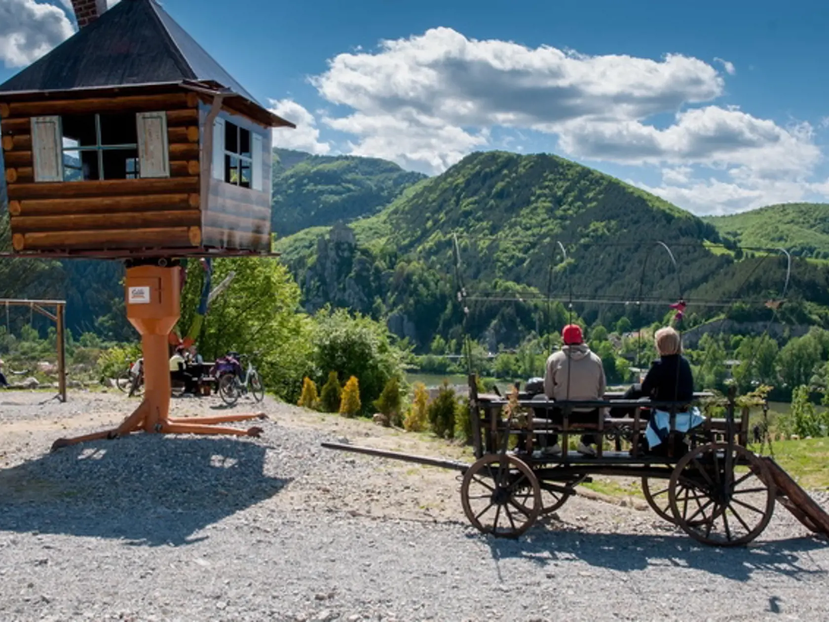 Koliba panoráma, Nezbudská Lúčka: Na potulkách Slovenskom si určite
nedajte ujsť očarujúci výhľad
na hrad Strečno ponad kľukatý
Váh. Koliba Panoráma okrem svojej
výbornej lokality ponúka aj široký
výber tradičných slovenských jedál,
ale i množstvo zábavných atrakcií
pre vaše ratolesti. Dom na stračej
nôžke, perníkovú chalúpku či
detskú farmu so zvieratkami.