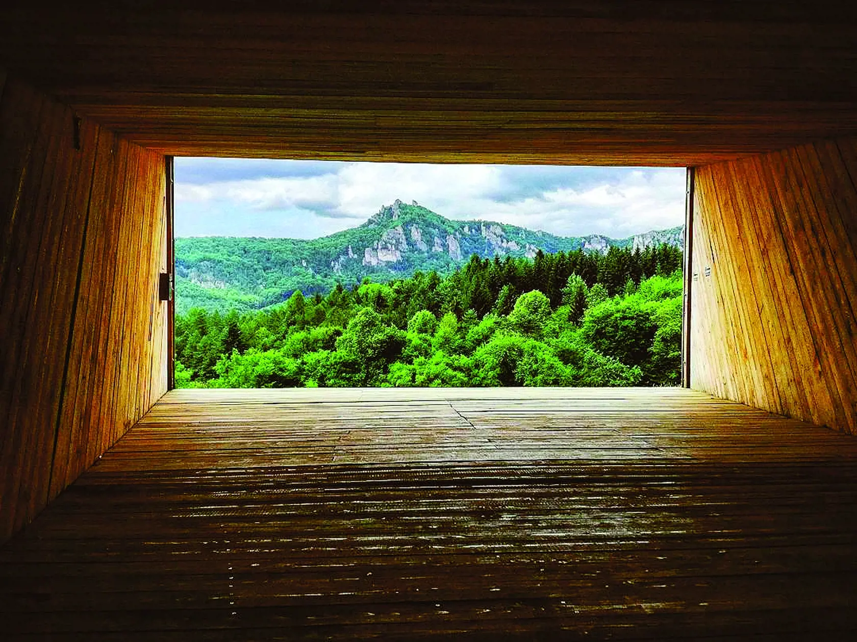 Zraková pyramída: Atrakciou Žilinského kraja je jednoznačne zraková pyramída. Jej autorom je umelec Juraj Gábor. Táto netradičná vyhliadka na krásnu súľovskú prírodu je dostupná po náučnom chodníku z centra Súľova.