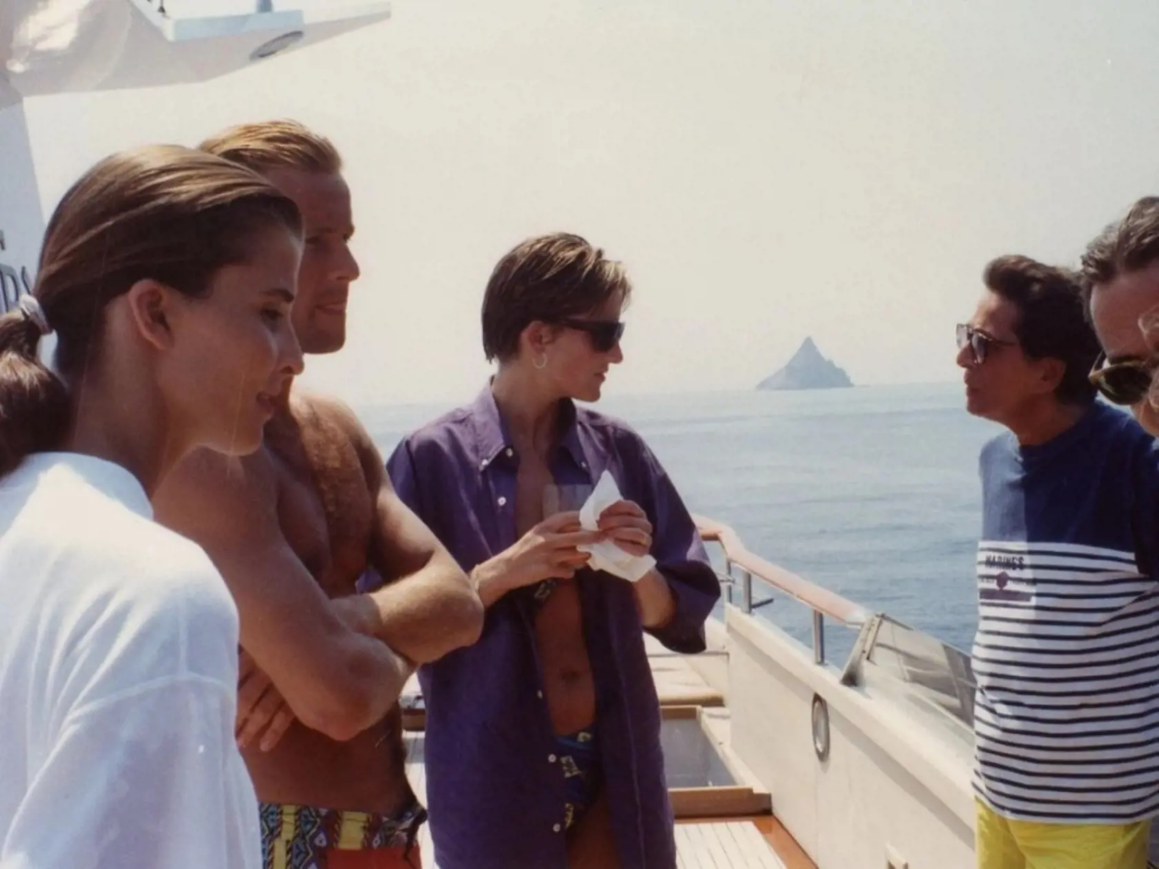 Nové, doposiaľ nevidené fotografie princeznej Diany zverejnil na sociálnej sieti Instagram zbohatlícky obchodník Giancarlo Giammetti. Zábery zachytávajú Dianu v bikinách v roku 1990. Na fotkách sa nachádza napríklad aj bulharský princ Kyril.