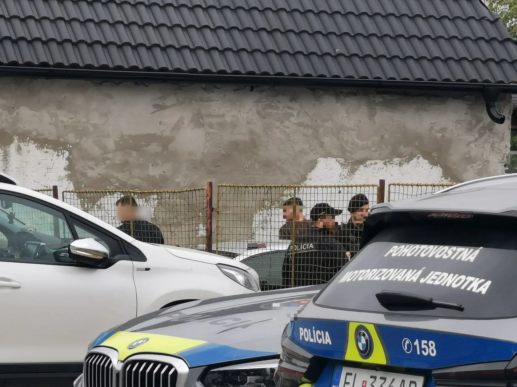 Zatiaľ nie je známe, či páchatelia aj niečo ukradli.