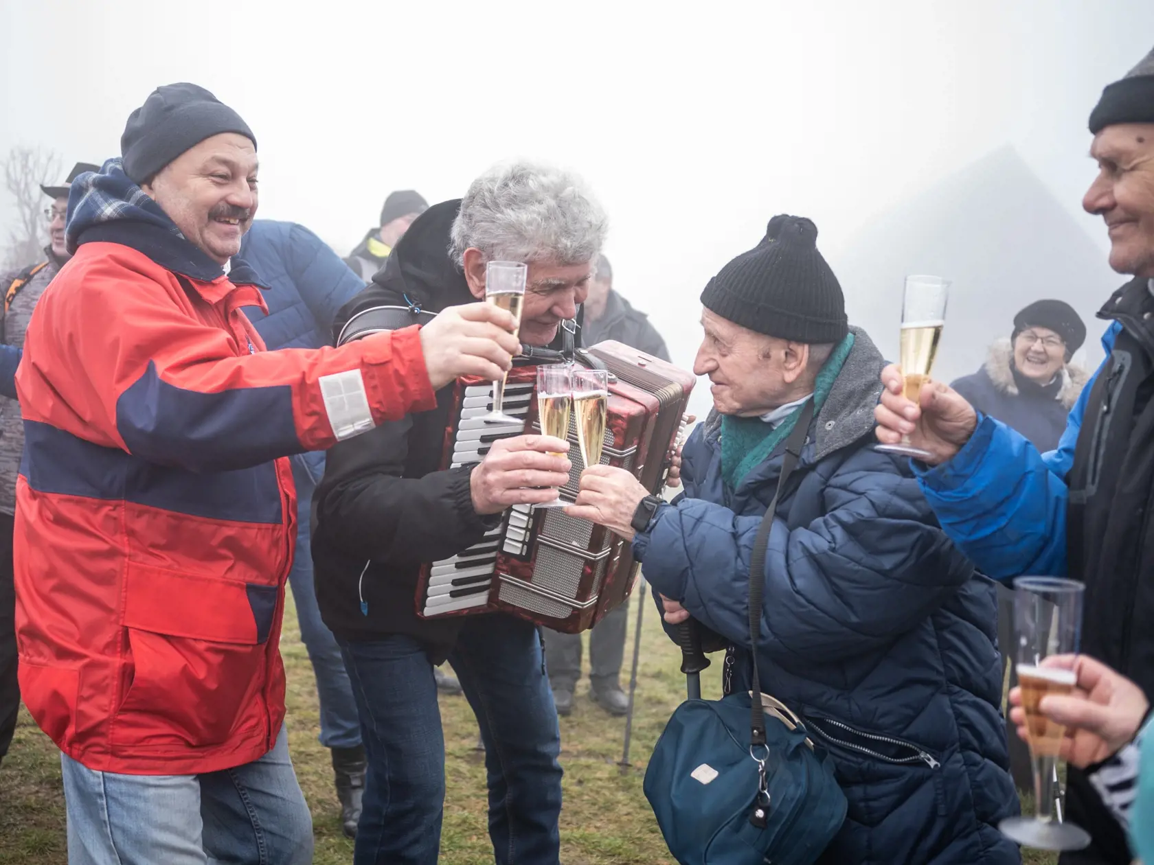 Na snímke ľudia si pripíjajú šampanským na úspešný nový rok počas 35. ročníka Silvestra na hrade Šariš v meste Veľký Šariš (okres Prešov) v sobotu 31. decembra 2022.